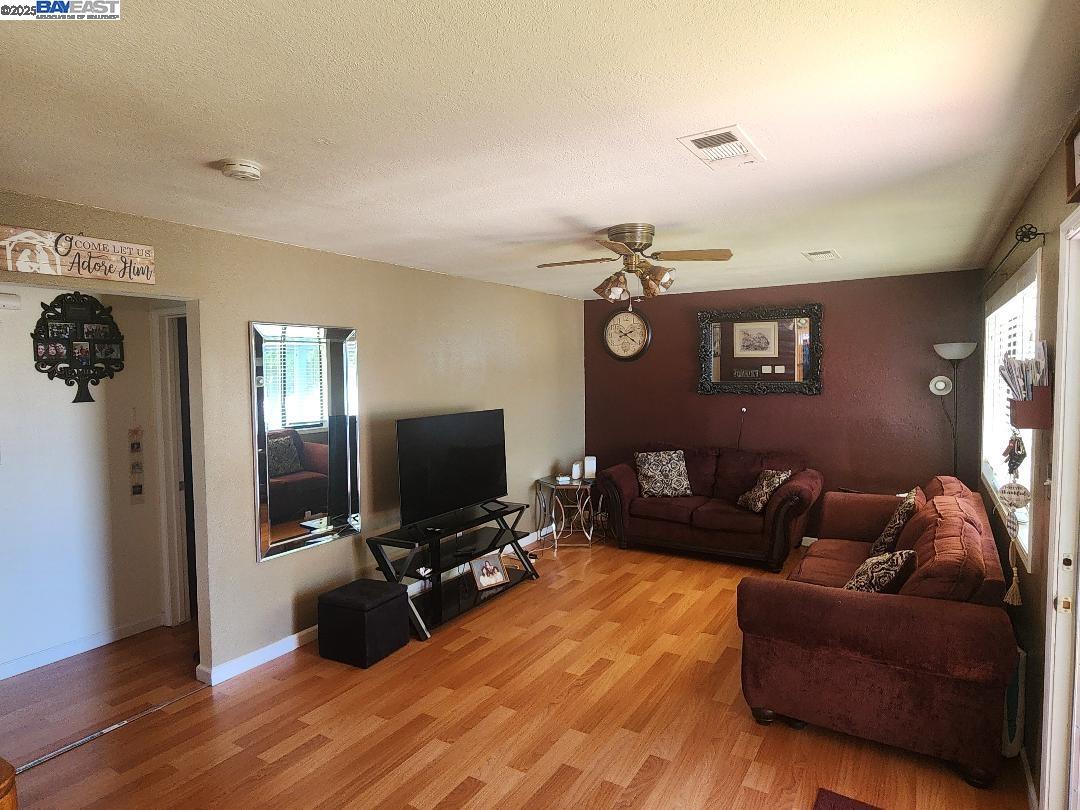 Detail Gallery Image 9 of 11 For 406 Elm, Manteca,  CA 95336 - 3 Beds | 1 Baths