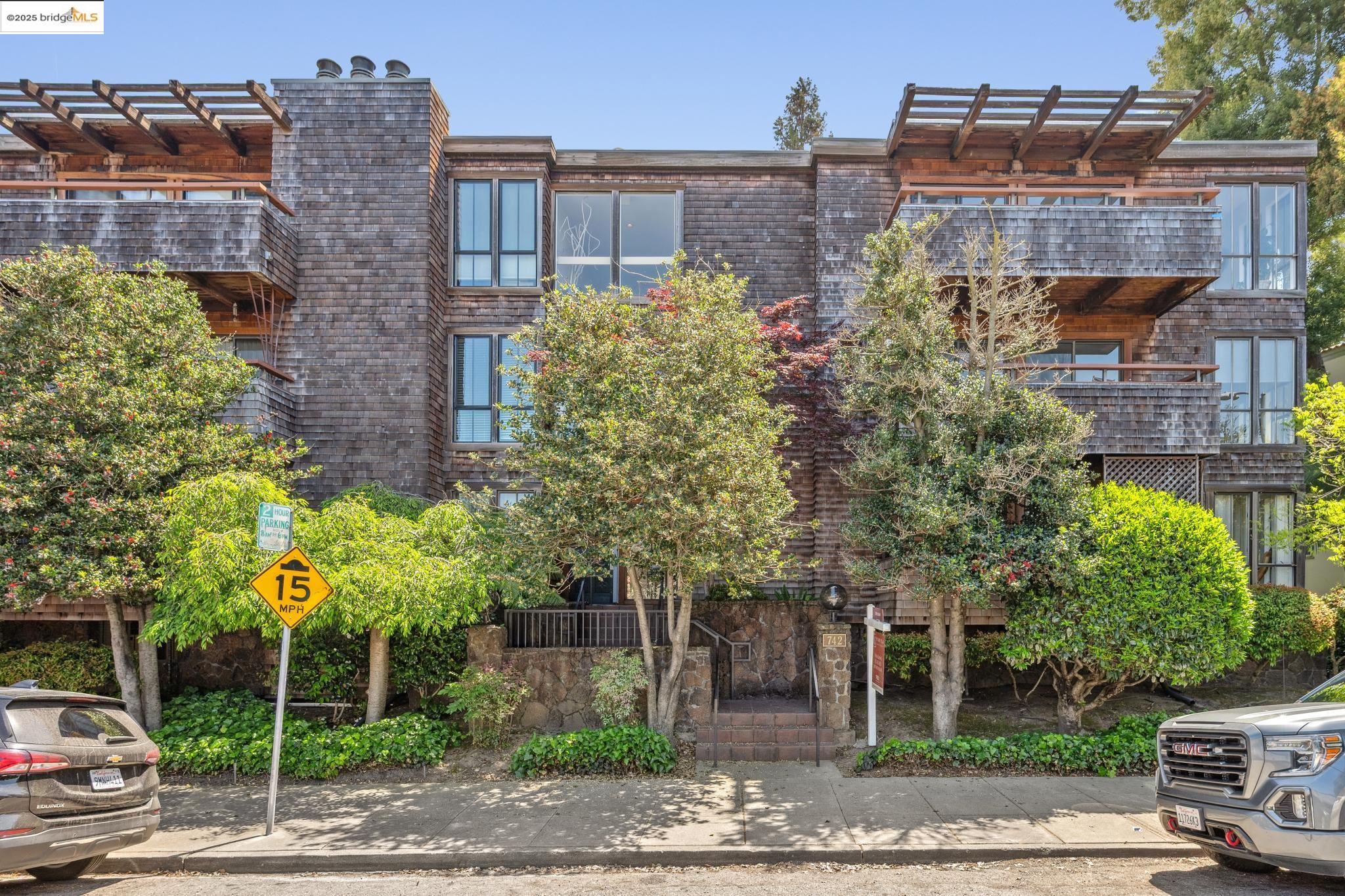 More Details about MLS # 41095403 : 742 WESLEY WAY # 3E