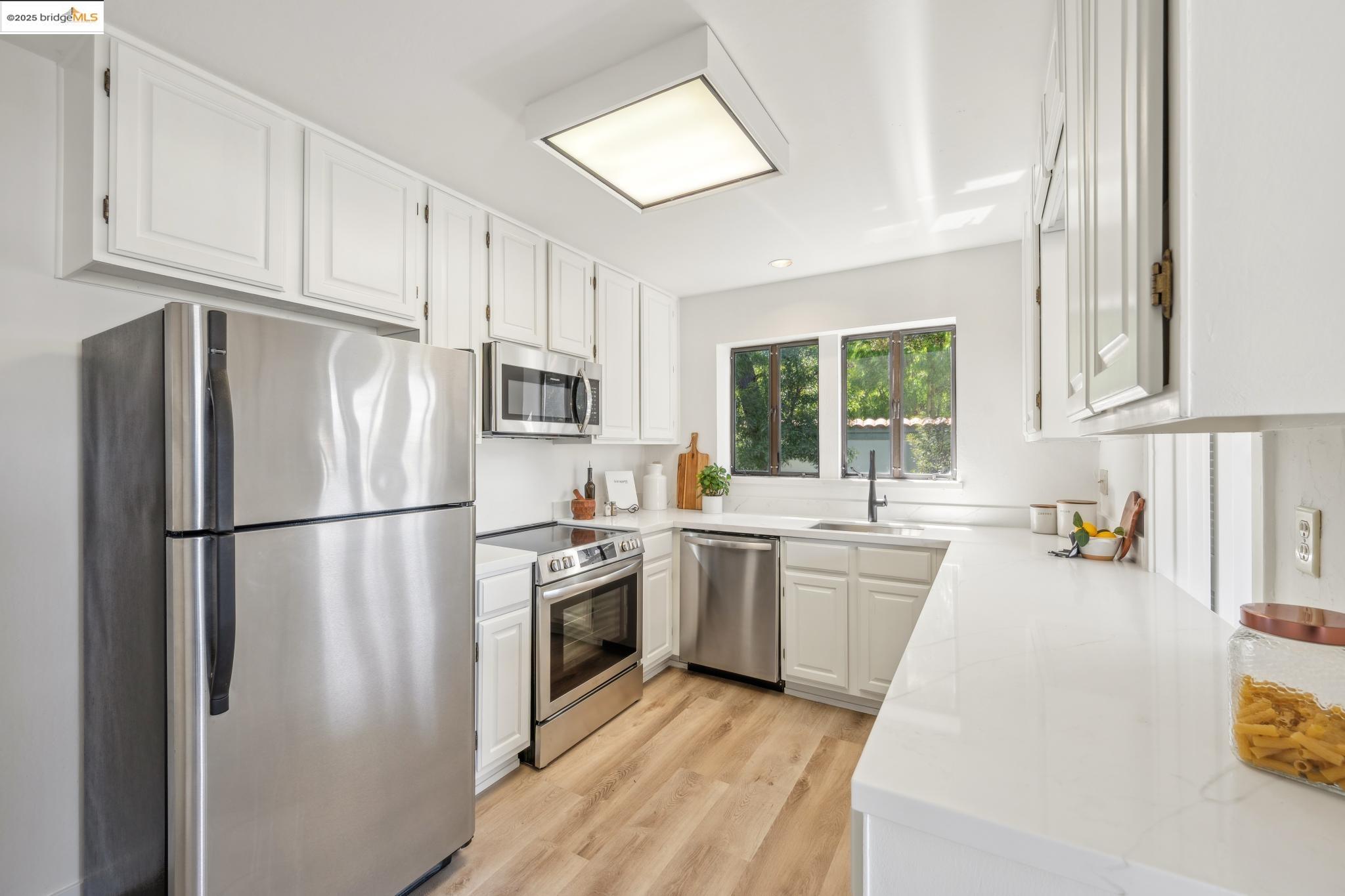 Detail Gallery Image 24 of 56 For 742 Wesley Way 3e,  Oakland,  CA 94610 - 2 Beds | 2 Baths