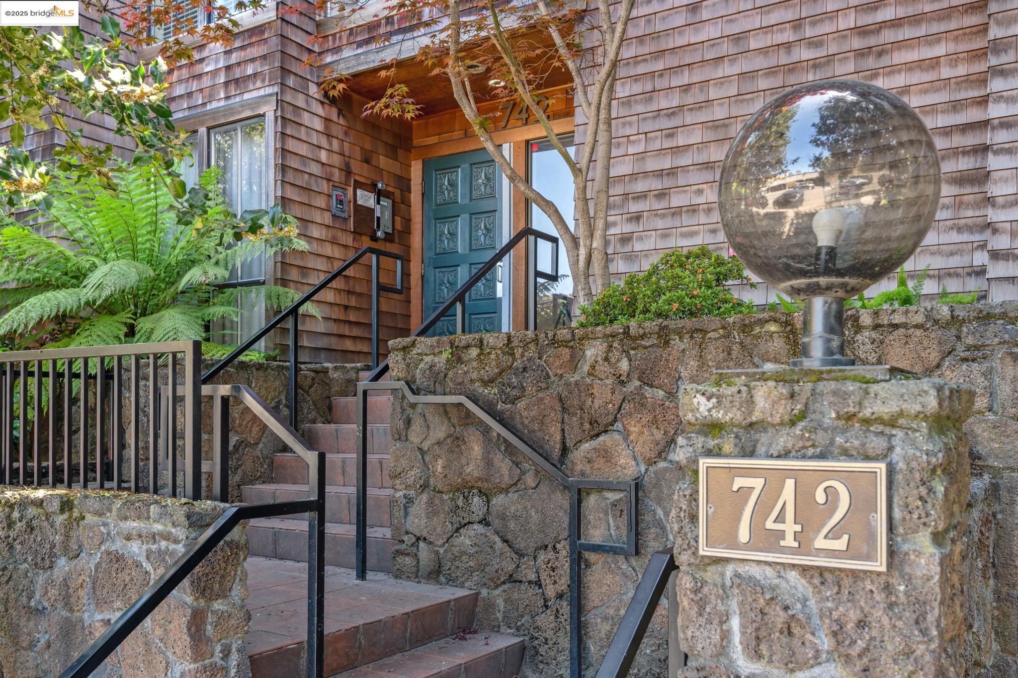 Detail Gallery Image 2 of 56 For 742 Wesley Way 3e,  Oakland,  CA 94610 - 2 Beds | 2 Baths