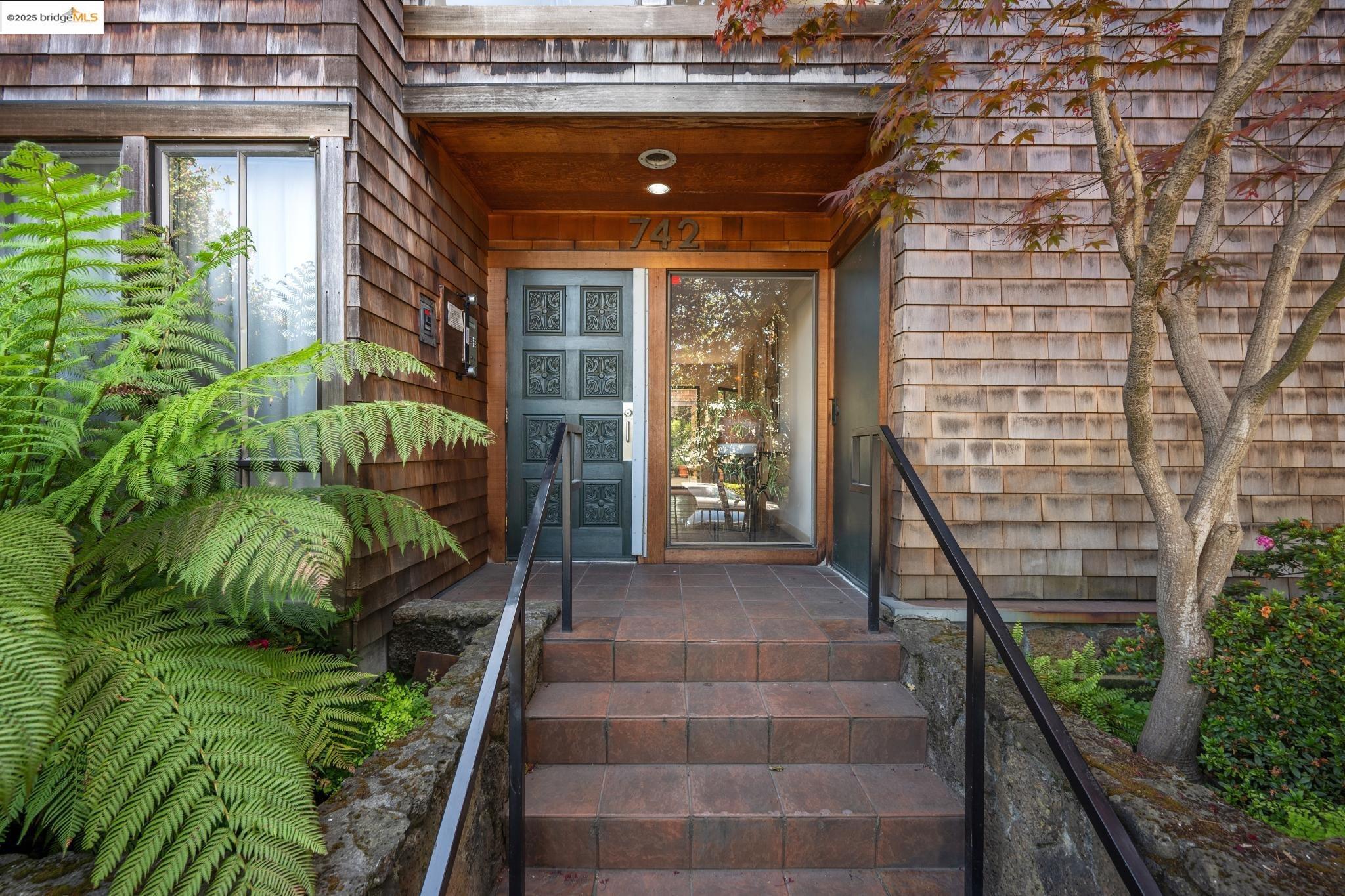 Detail Gallery Image 3 of 56 For 742 Wesley Way 3e,  Oakland,  CA 94610 - 2 Beds | 2 Baths