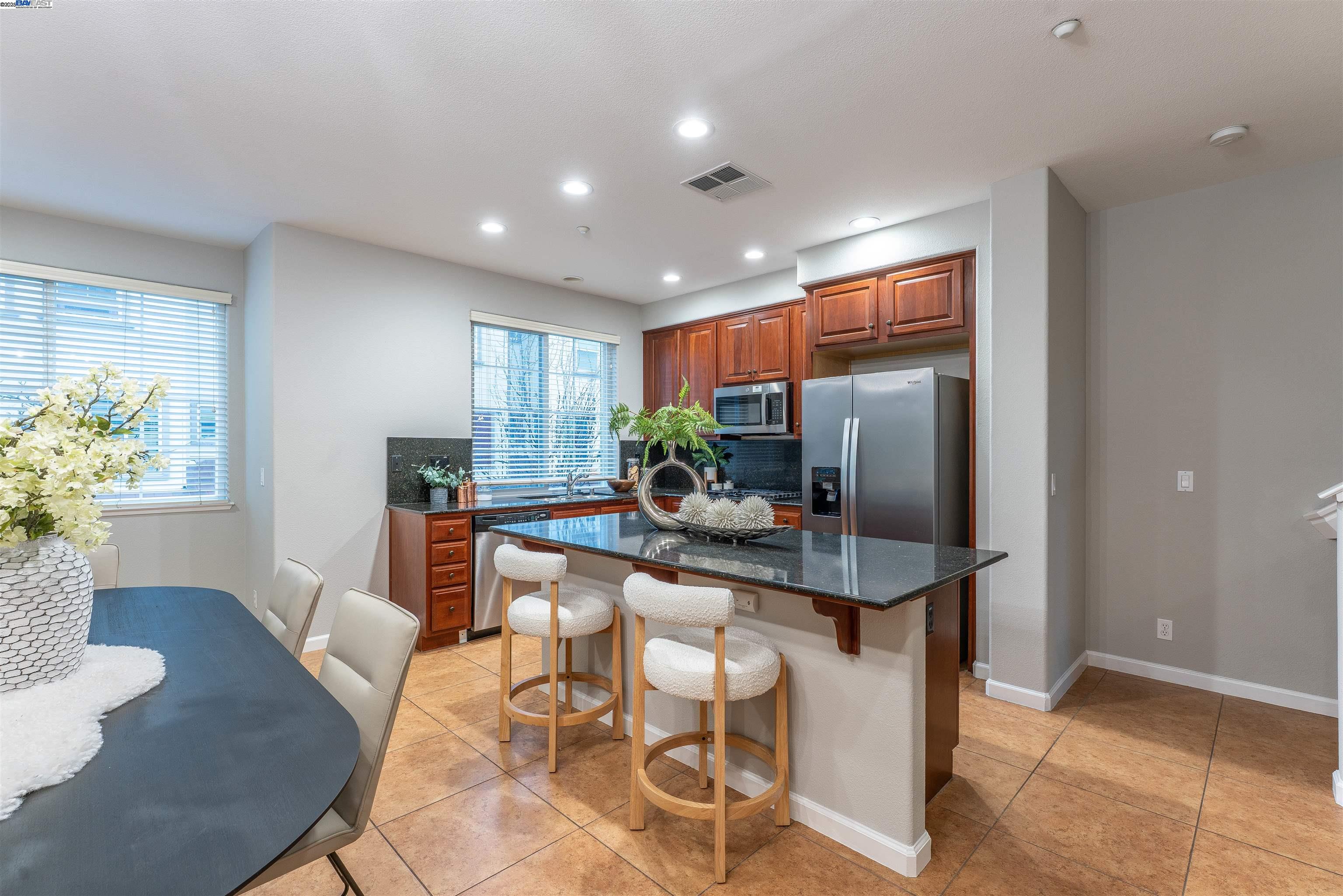 Detail Gallery Image 9 of 35 For 1070 Tourmaline Ter, Union City,  CA 94587 - 3 Beds | 2/1 Baths