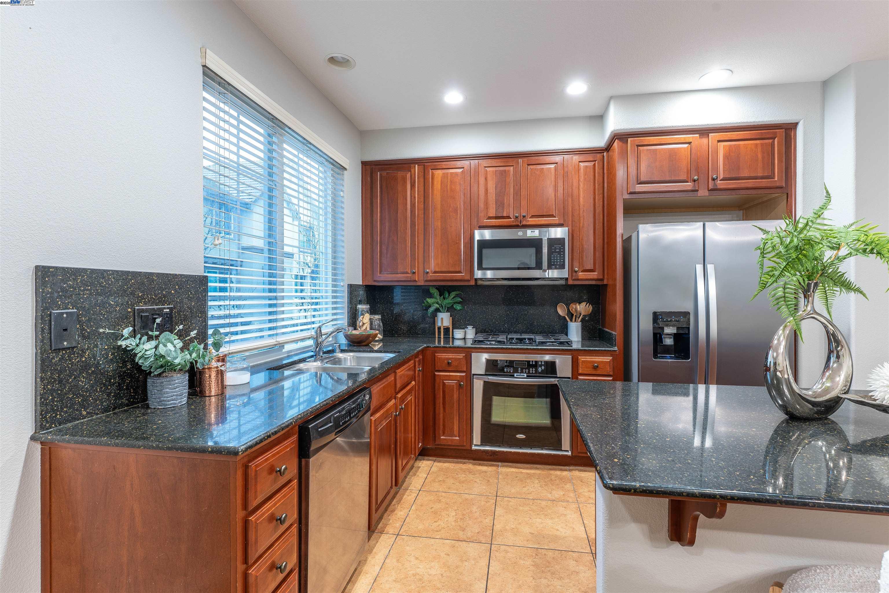 Detail Gallery Image 10 of 35 For 1070 Tourmaline Ter, Union City,  CA 94587 - 3 Beds | 2/1 Baths