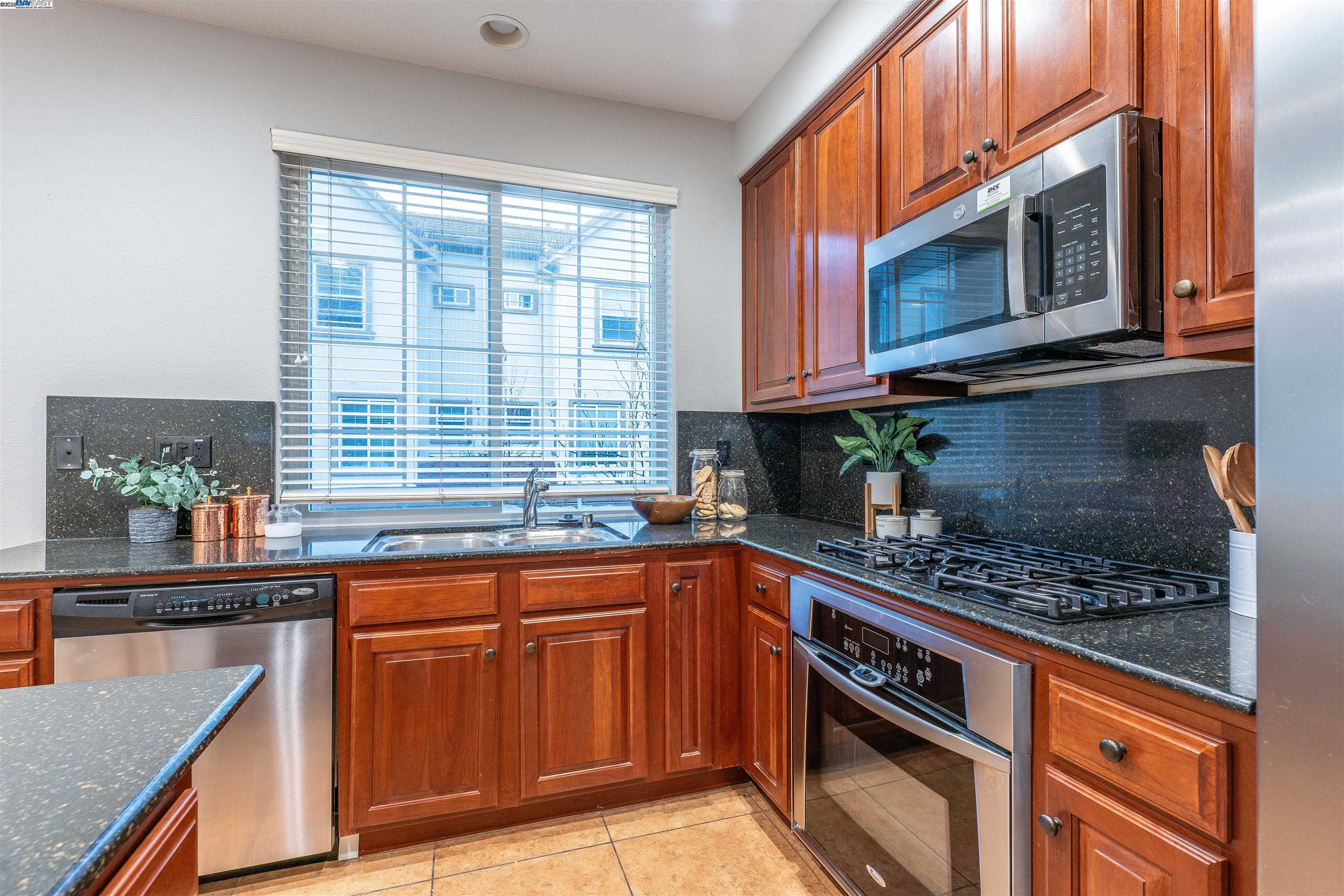 Detail Gallery Image 11 of 35 For 1070 Tourmaline Ter, Union City,  CA 94587 - 3 Beds | 2/1 Baths