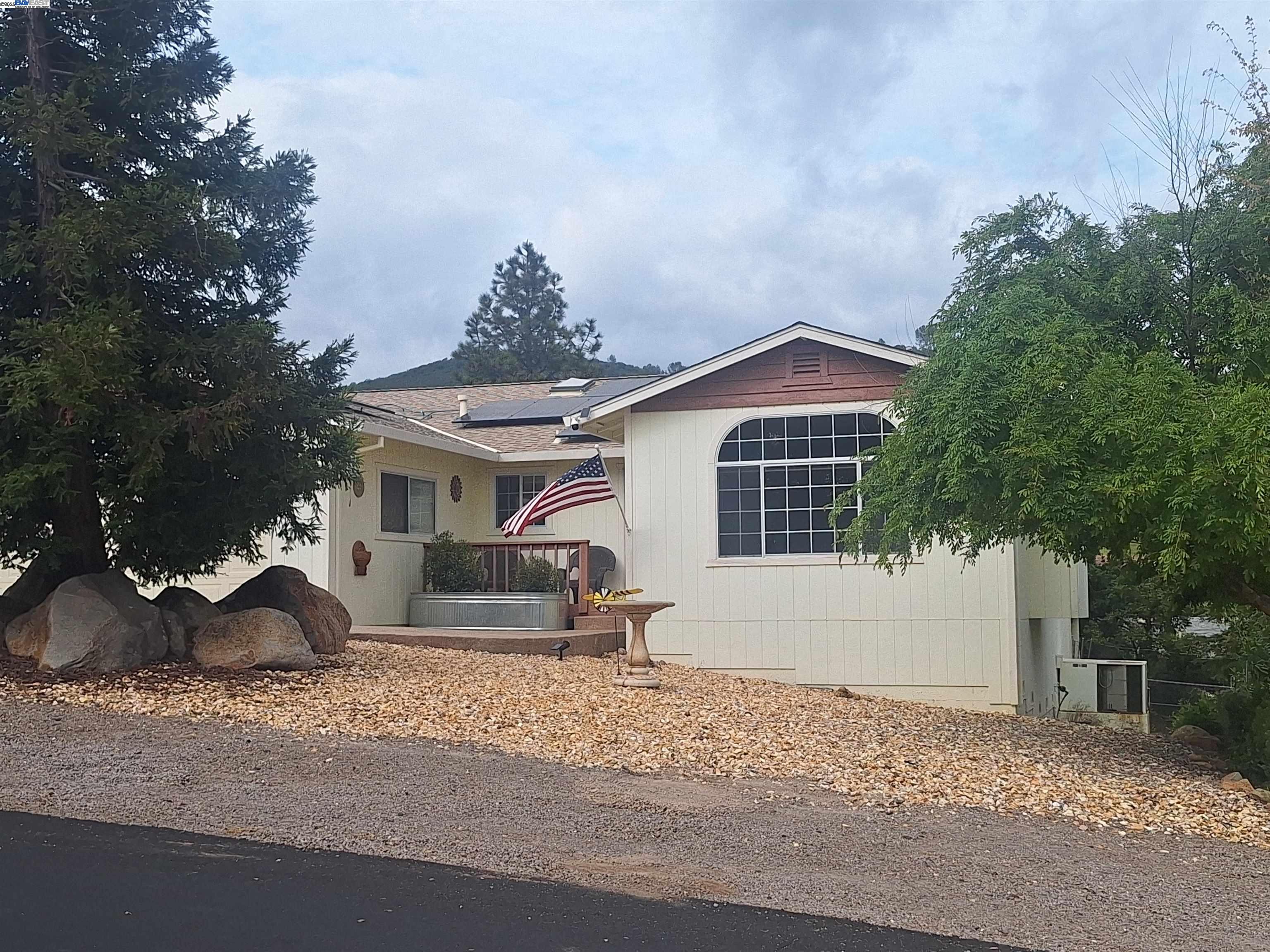 Detail Gallery Image 1 of 23 For 18062 North Shore Dr, Hidden Valley Lake,  CA 95467 - 3 Beds | 2 Baths