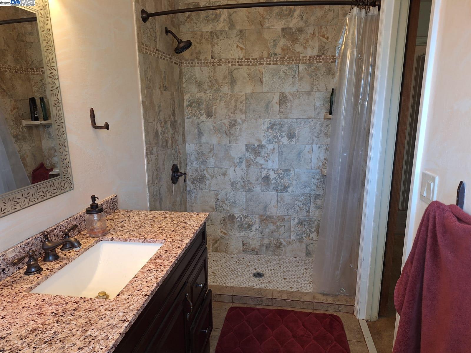 Detail Gallery Image 11 of 23 For 18062 North Shore Dr, Hidden Valley Lake,  CA 95467 - 3 Beds | 2 Baths