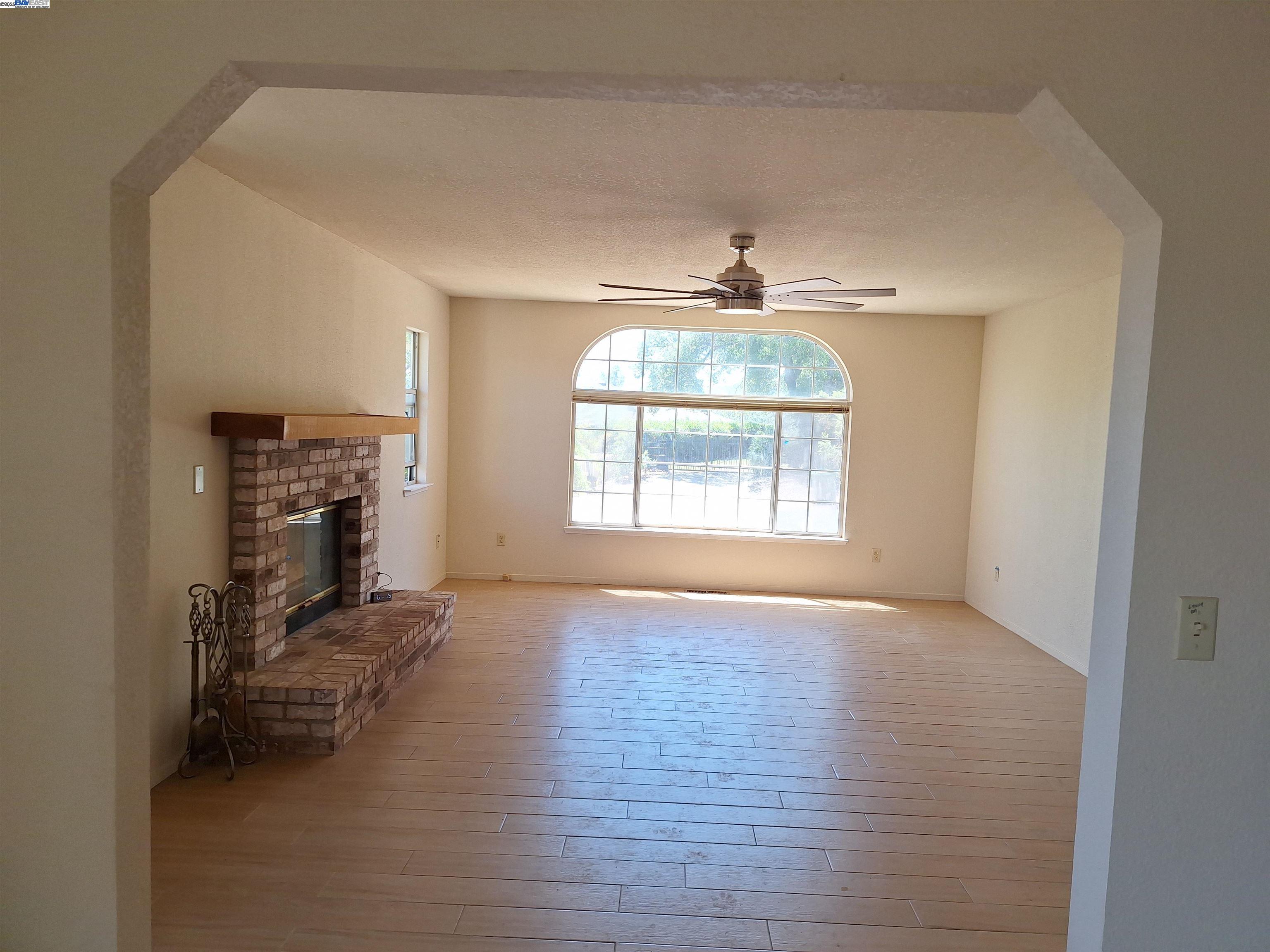 Detail Gallery Image 4 of 23 For 18062 North Shore Dr, Hidden Valley Lake,  CA 95467 - 3 Beds | 2 Baths
