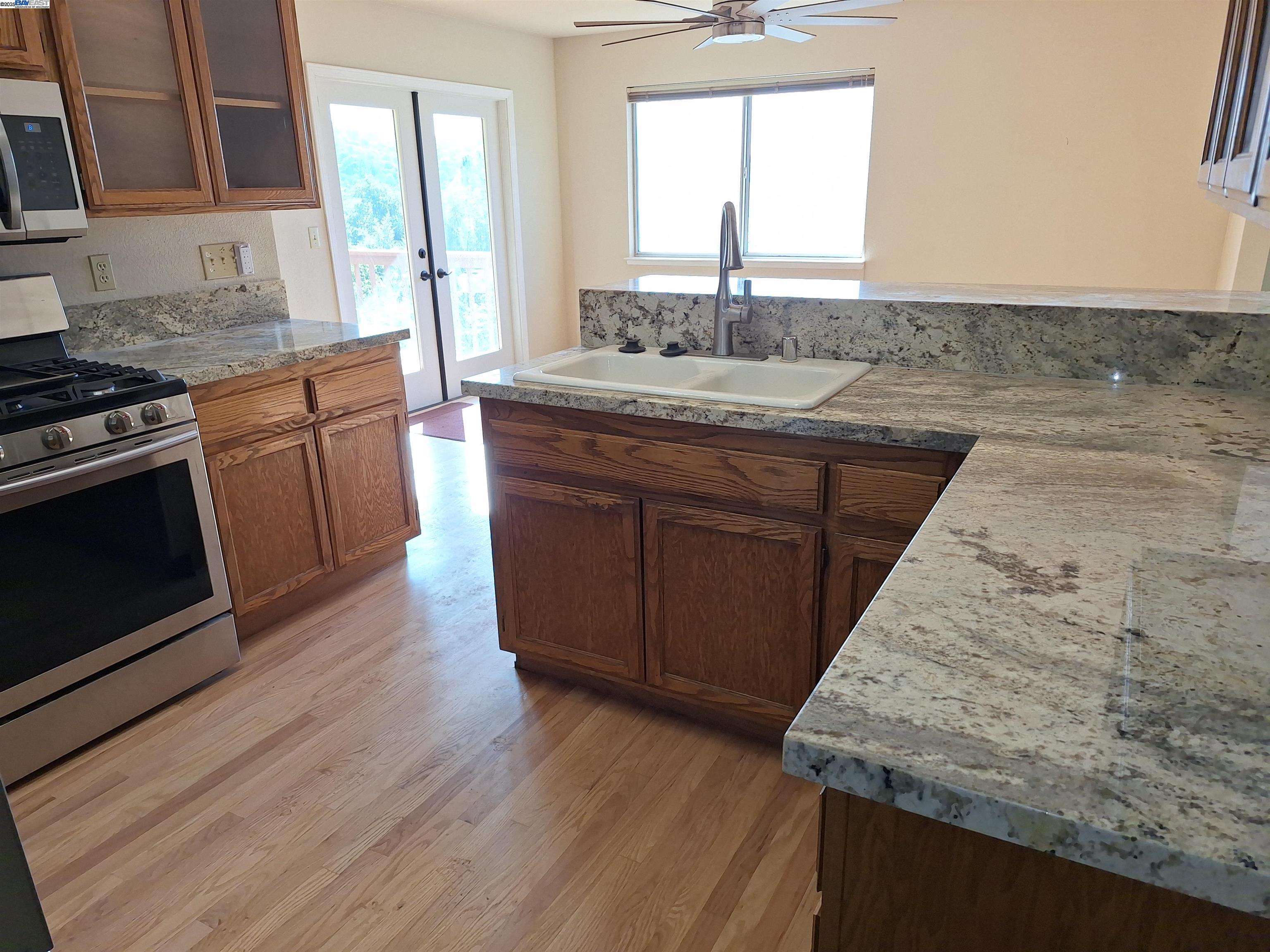Detail Gallery Image 6 of 23 For 18062 North Shore Dr, Hidden Valley Lake,  CA 95467 - 3 Beds | 2 Baths