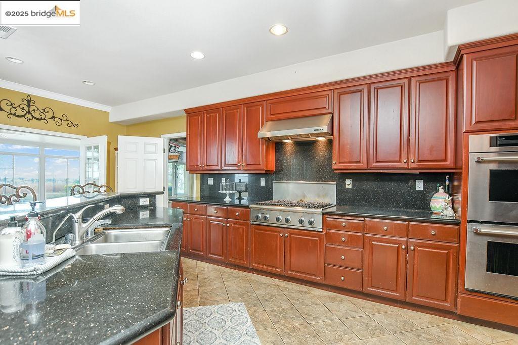 Detail Gallery Image 16 of 51 For 3103 Ursus Court, Antioch,  CA 94531-9352 - 5 Beds | 3/1 Baths