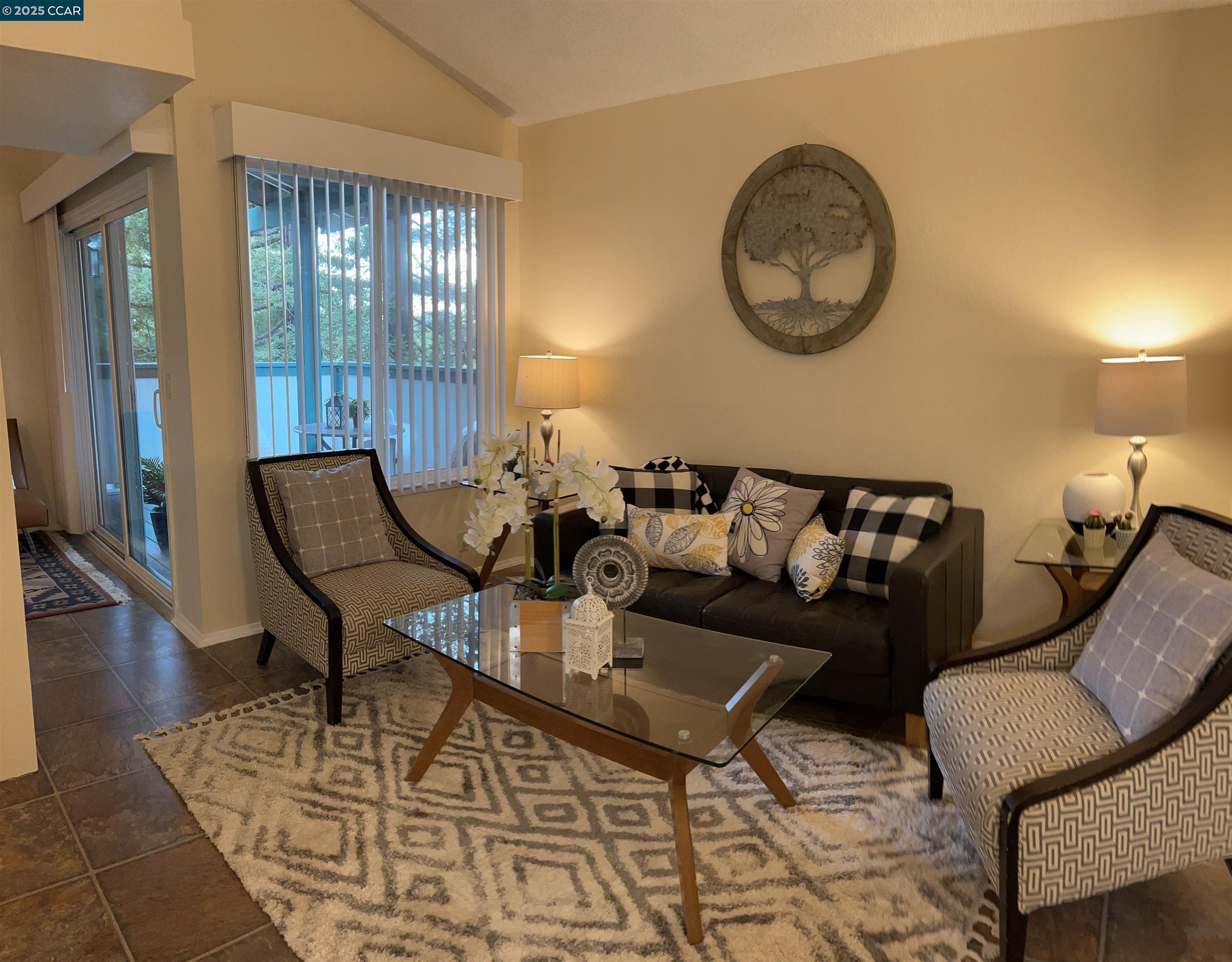 Detail Gallery Image 4 of 27 For 5425 Concord Blvd #C8,  Concord,  CA 94521 - 1 Beds | 1/1 Baths
