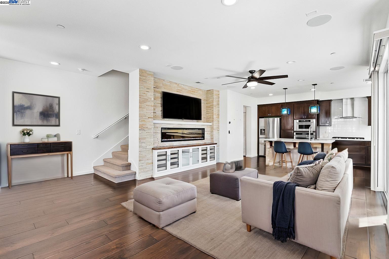 Detail Gallery Image 2 of 30 For 2030 Central Pkwy, Dublin,  CA 94568 - 2 Beds | 2/1 Baths