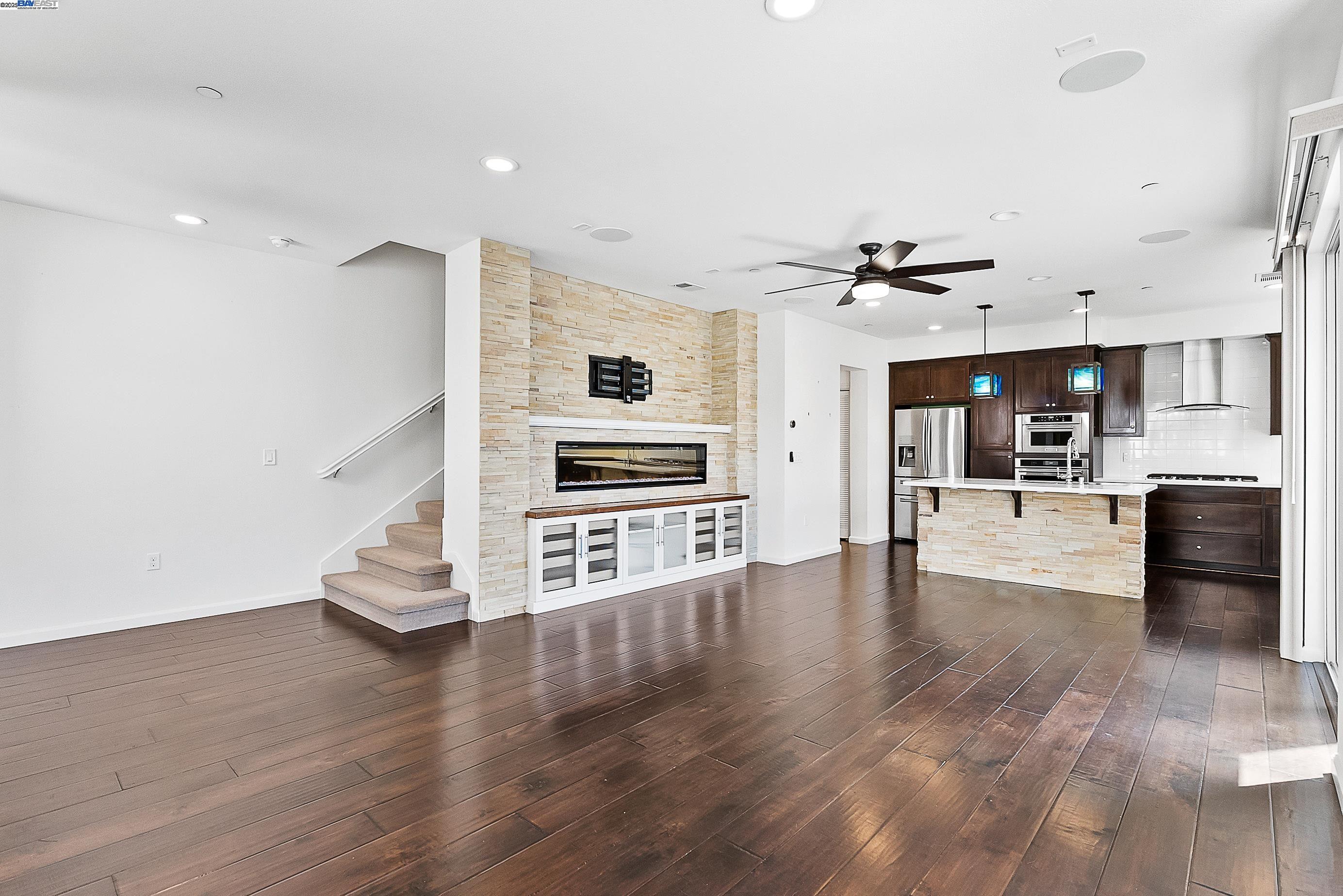 Detail Gallery Image 4 of 30 For 2030 Central Pkwy, Dublin,  CA 94568 - 2 Beds | 2/1 Baths
