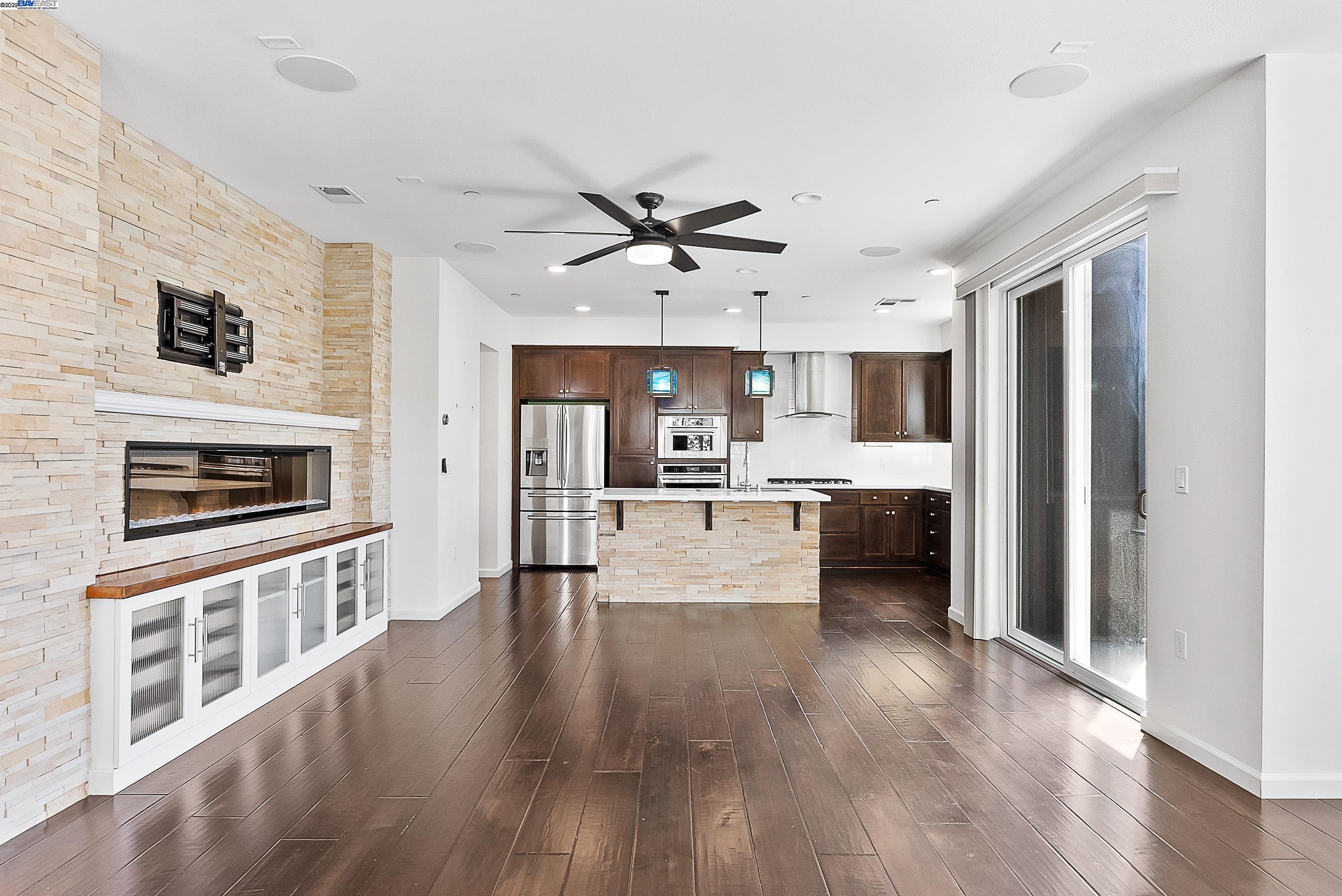 Detail Gallery Image 5 of 30 For 2030 Central Pkwy, Dublin,  CA 94568 - 2 Beds | 2/1 Baths
