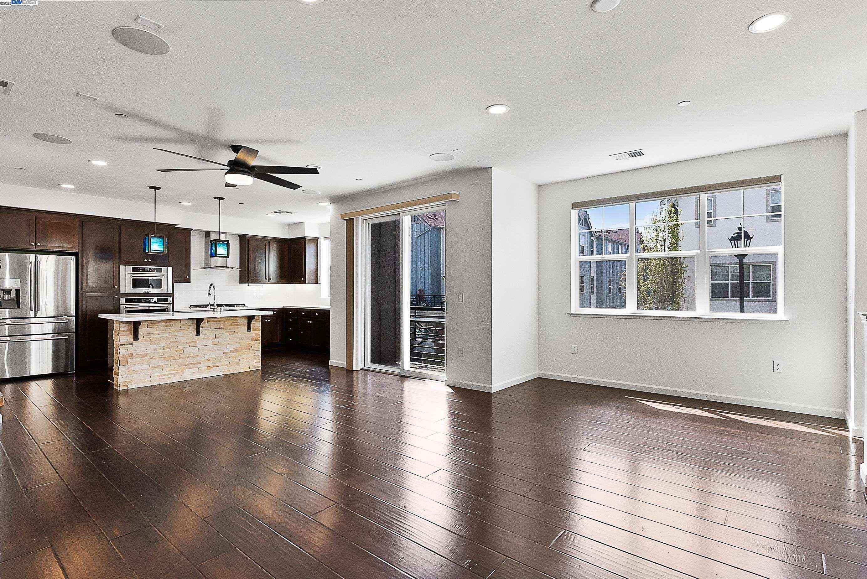 Detail Gallery Image 6 of 30 For 2030 Central Pkwy, Dublin,  CA 94568 - 2 Beds | 2/1 Baths