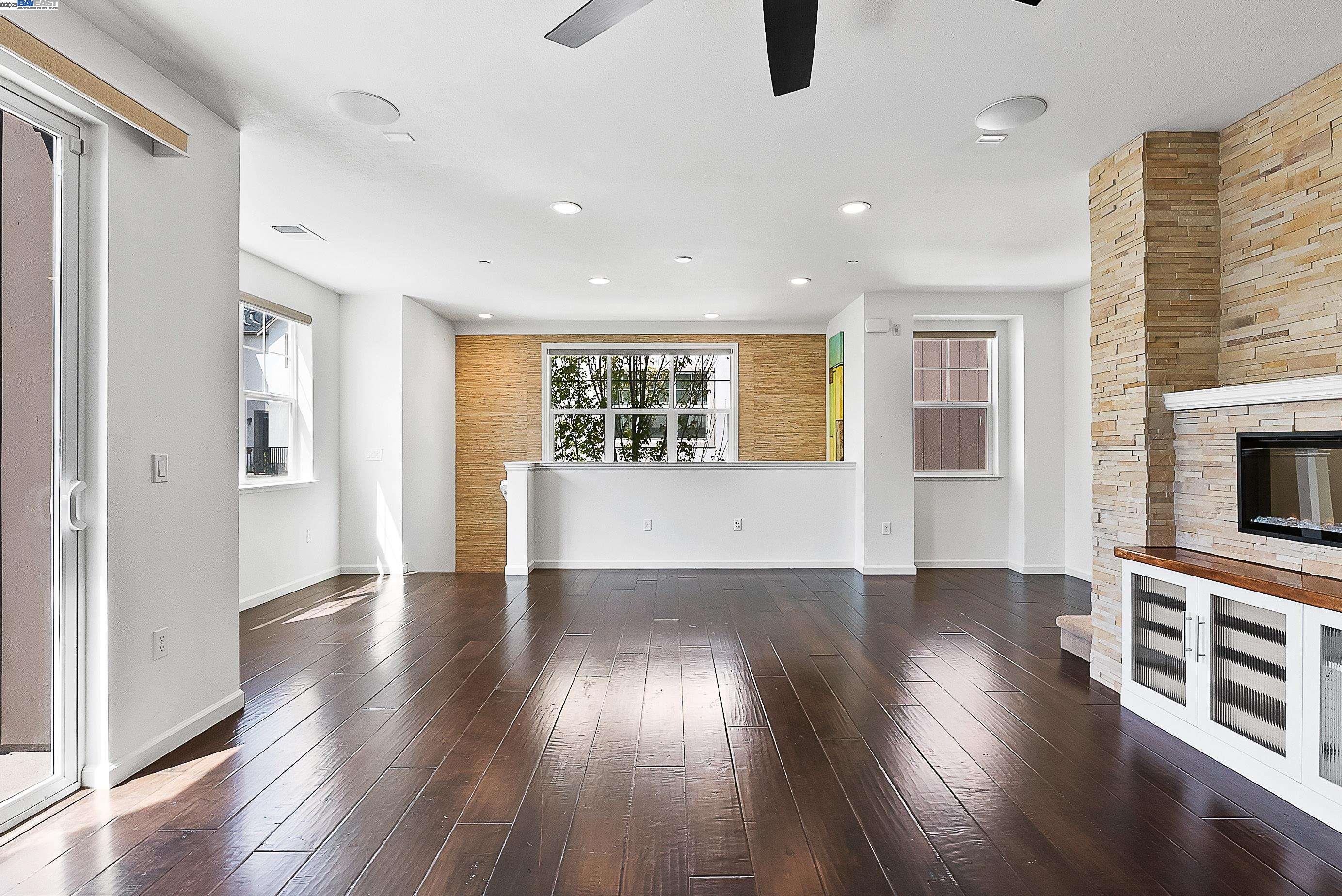 Detail Gallery Image 7 of 30 For 2030 Central Pkwy, Dublin,  CA 94568 - 2 Beds | 2/1 Baths