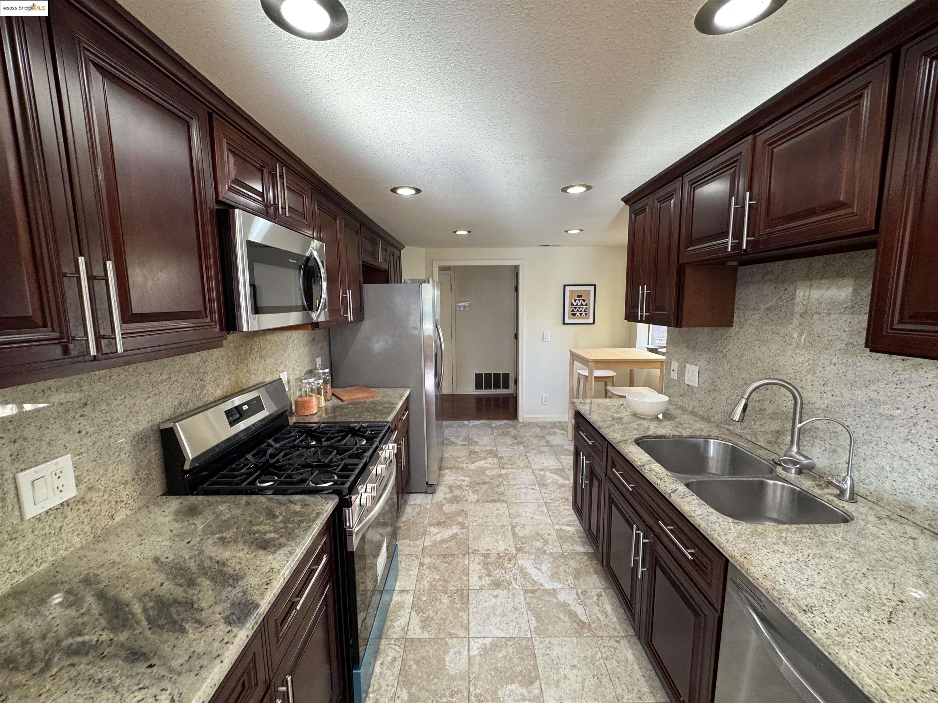 Detail Gallery Image 13 of 40 For 14415 Seagate Drive, San Leandro,  CA 94577-6405 - 3 Beds | 2/1 Baths