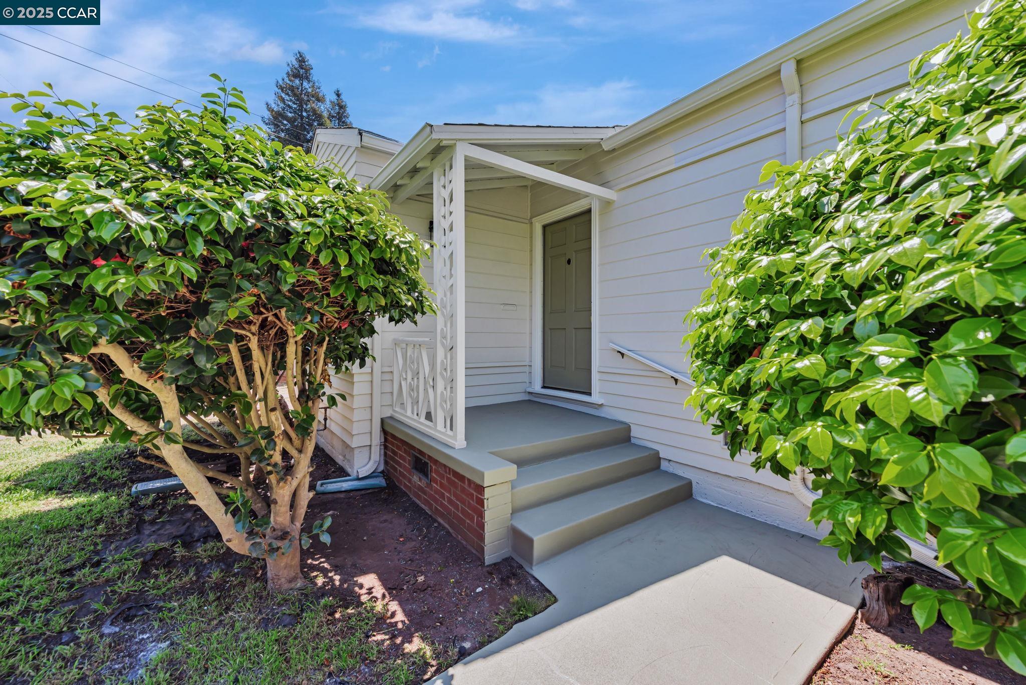 Detail Gallery Image 1 of 1 For 3056 Roxbury Ave, Oakland,  CA 94605 - 3 Beds | 1/1 Baths