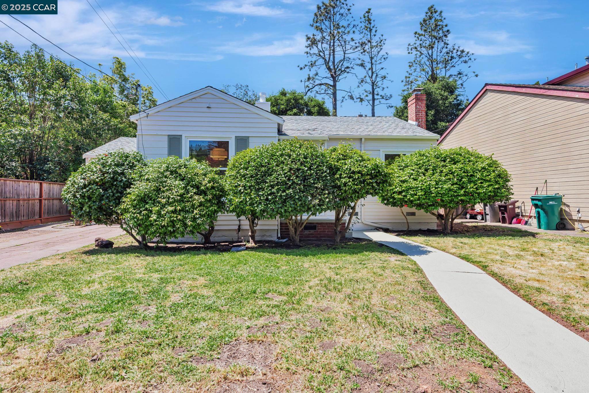Detail Gallery Image 2 of 47 For 3056 Roxbury Ave, Oakland,  CA 94605 - 3 Beds | 1/1 Baths