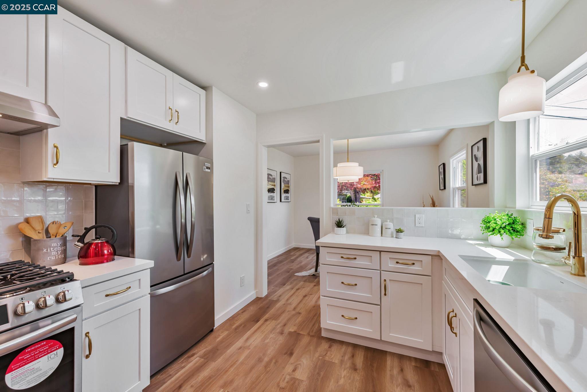 Detail Gallery Image 11 of 47 For 3056 Roxbury Ave, Oakland,  CA 94605 - 3 Beds | 1/1 Baths