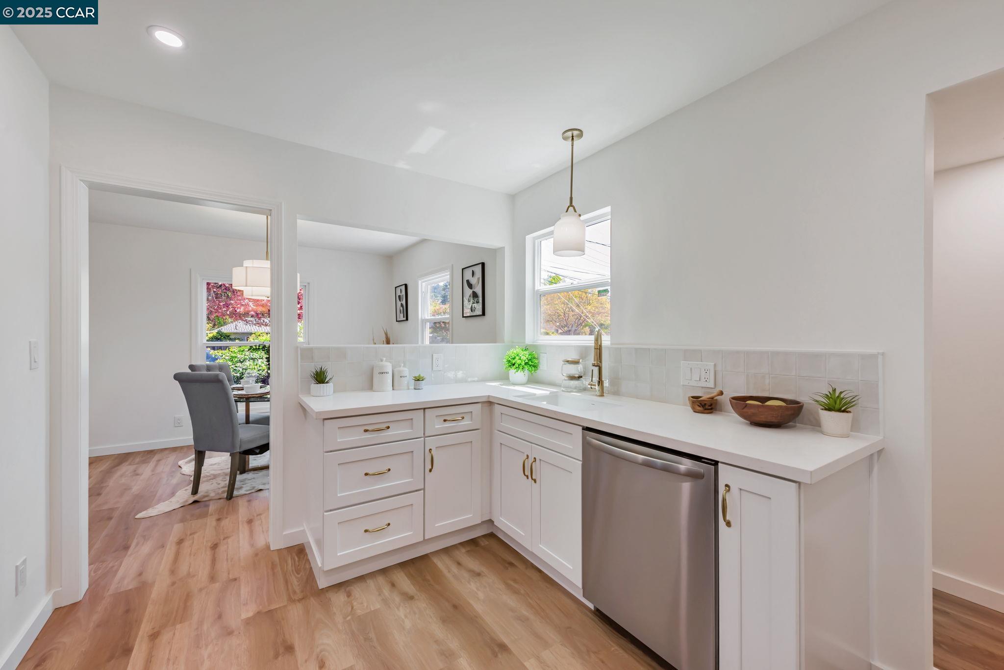 Detail Gallery Image 12 of 47 For 3056 Roxbury Ave, Oakland,  CA 94605 - 3 Beds | 1/1 Baths