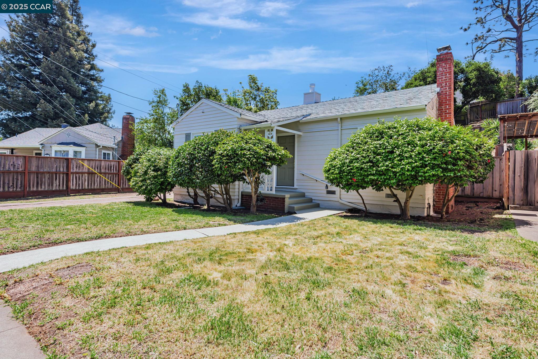 Detail Gallery Image 3 of 47 For 3056 Roxbury Ave, Oakland,  CA 94605 - 3 Beds | 1/1 Baths
