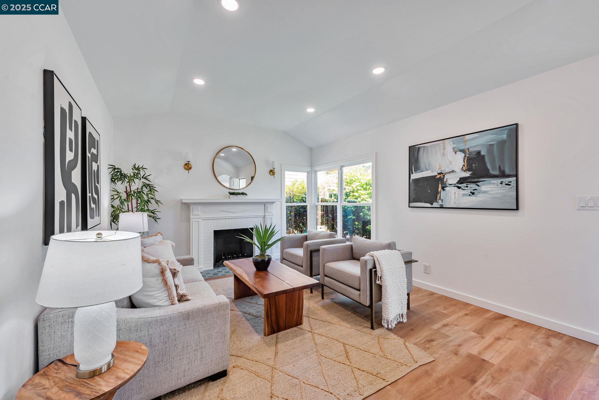 Detail Gallery Image 4 of 47 For 3056 Roxbury Ave, Oakland,  CA 94605 - 3 Beds | 1/1 Baths