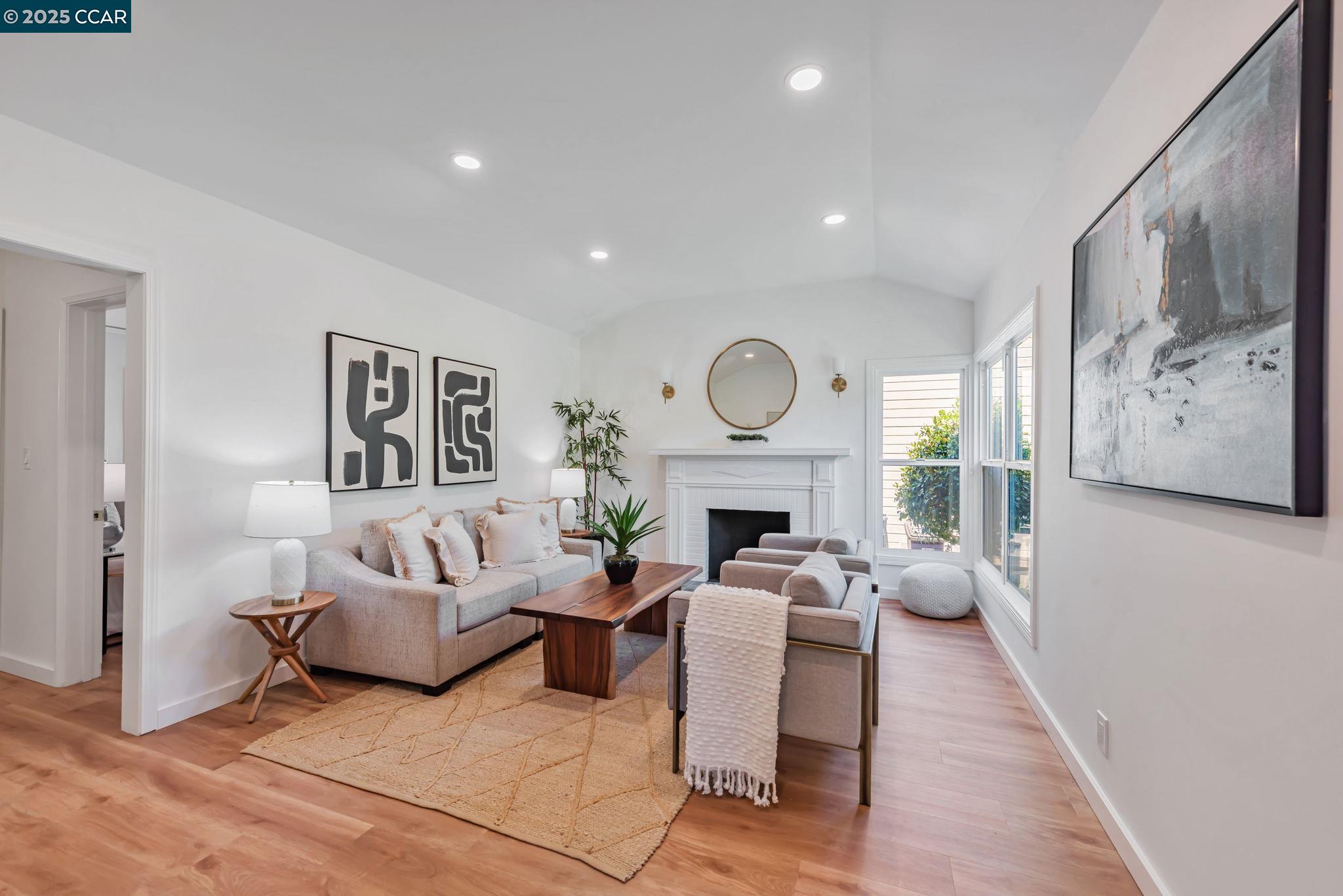 Detail Gallery Image 5 of 47 For 3056 Roxbury Ave, Oakland,  CA 94605 - 3 Beds | 1/1 Baths