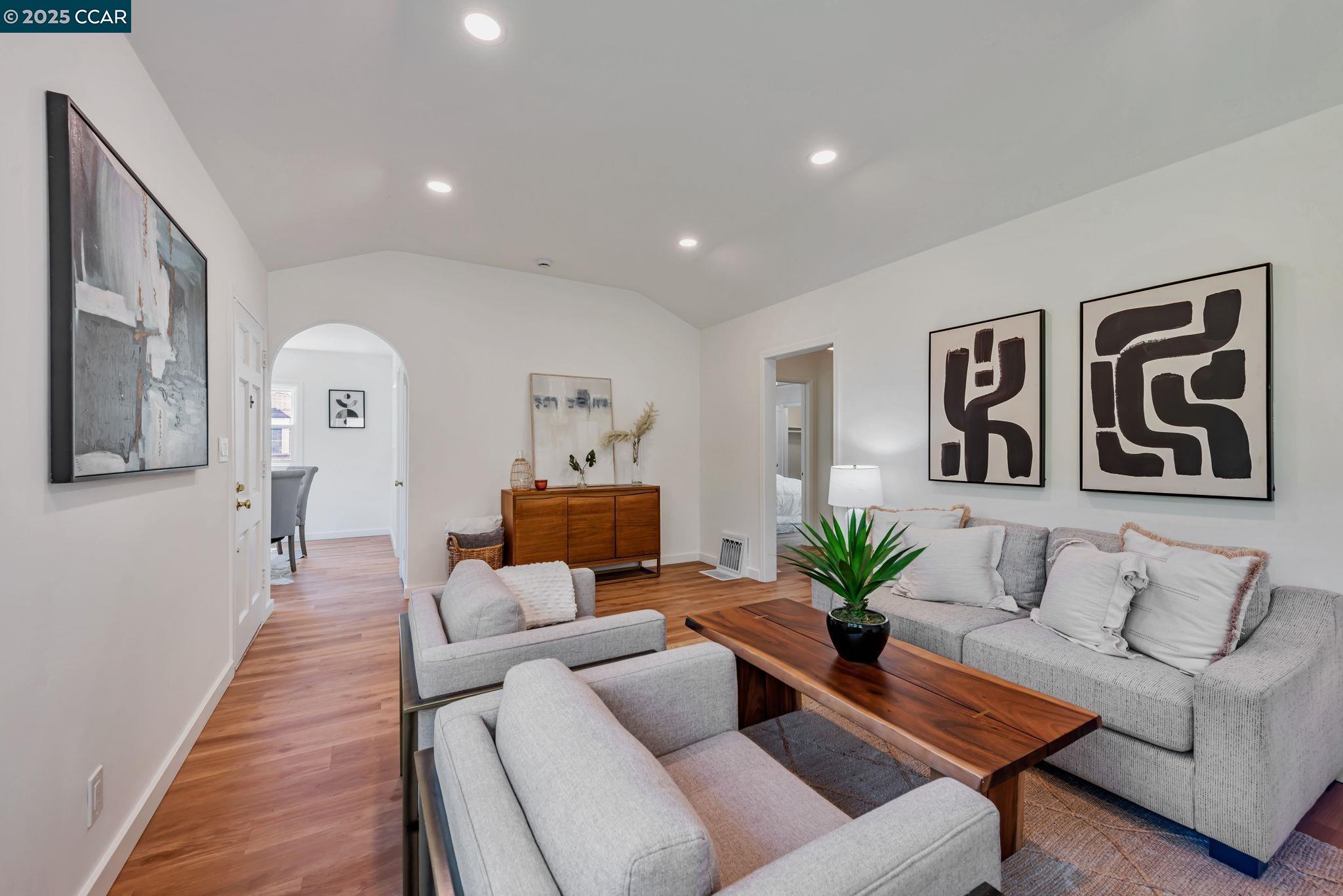 Detail Gallery Image 6 of 47 For 3056 Roxbury Ave, Oakland,  CA 94605 - 3 Beds | 1/1 Baths