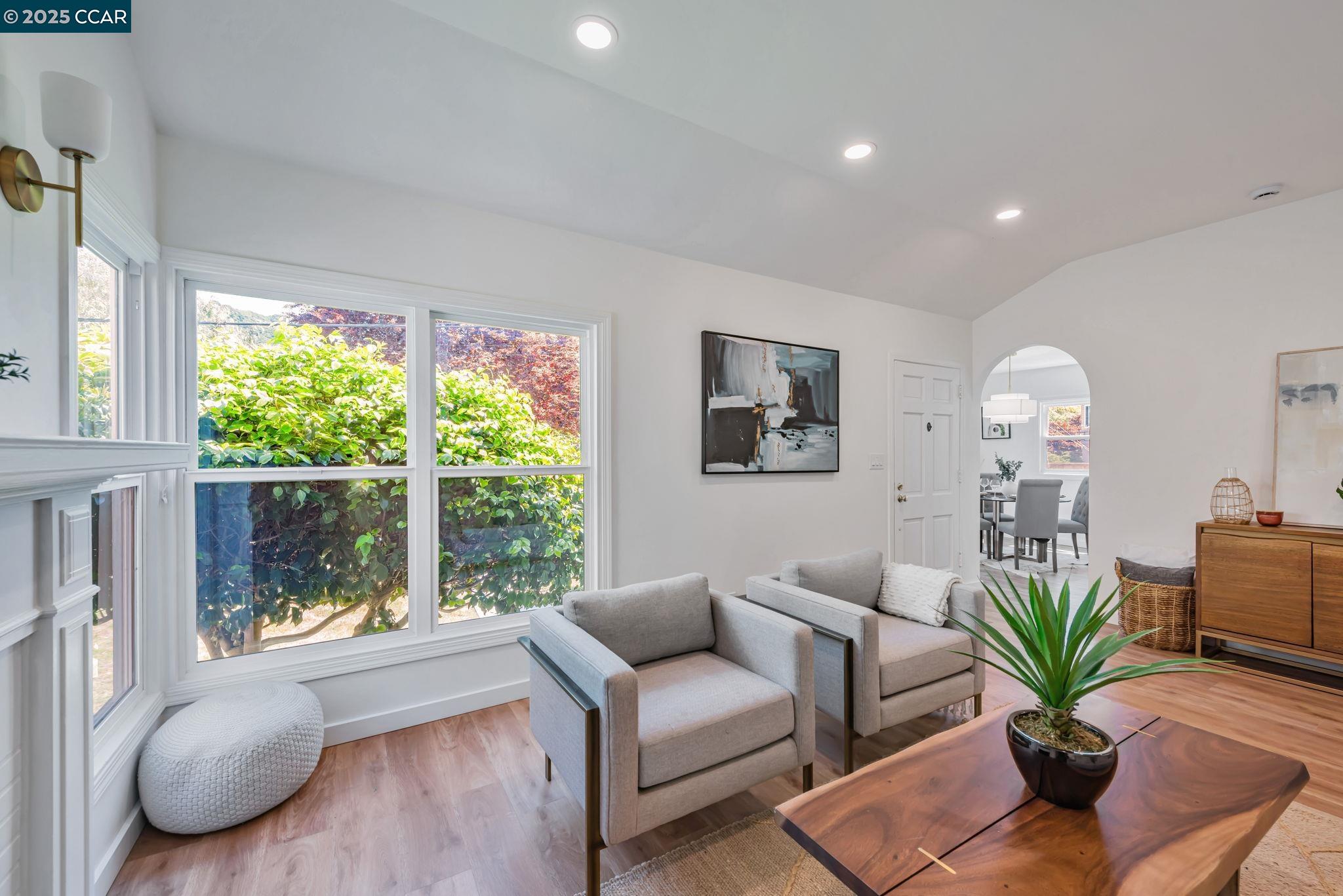 Detail Gallery Image 7 of 47 For 3056 Roxbury Ave, Oakland,  CA 94605 - 3 Beds | 1/1 Baths