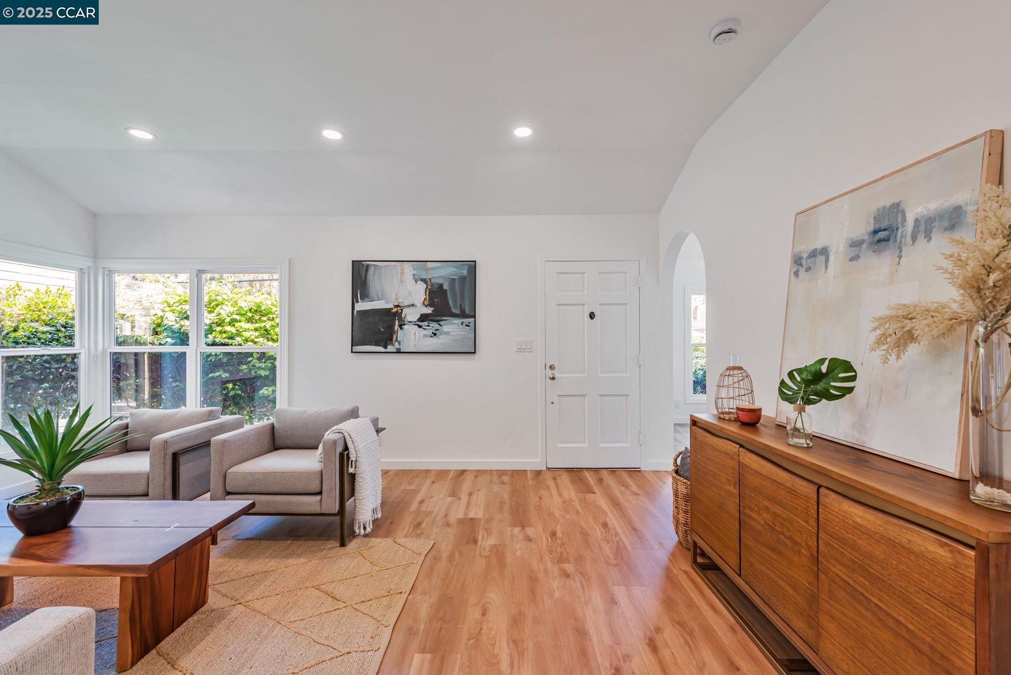 Detail Gallery Image 8 of 47 For 3056 Roxbury Ave, Oakland,  CA 94605 - 3 Beds | 1/1 Baths