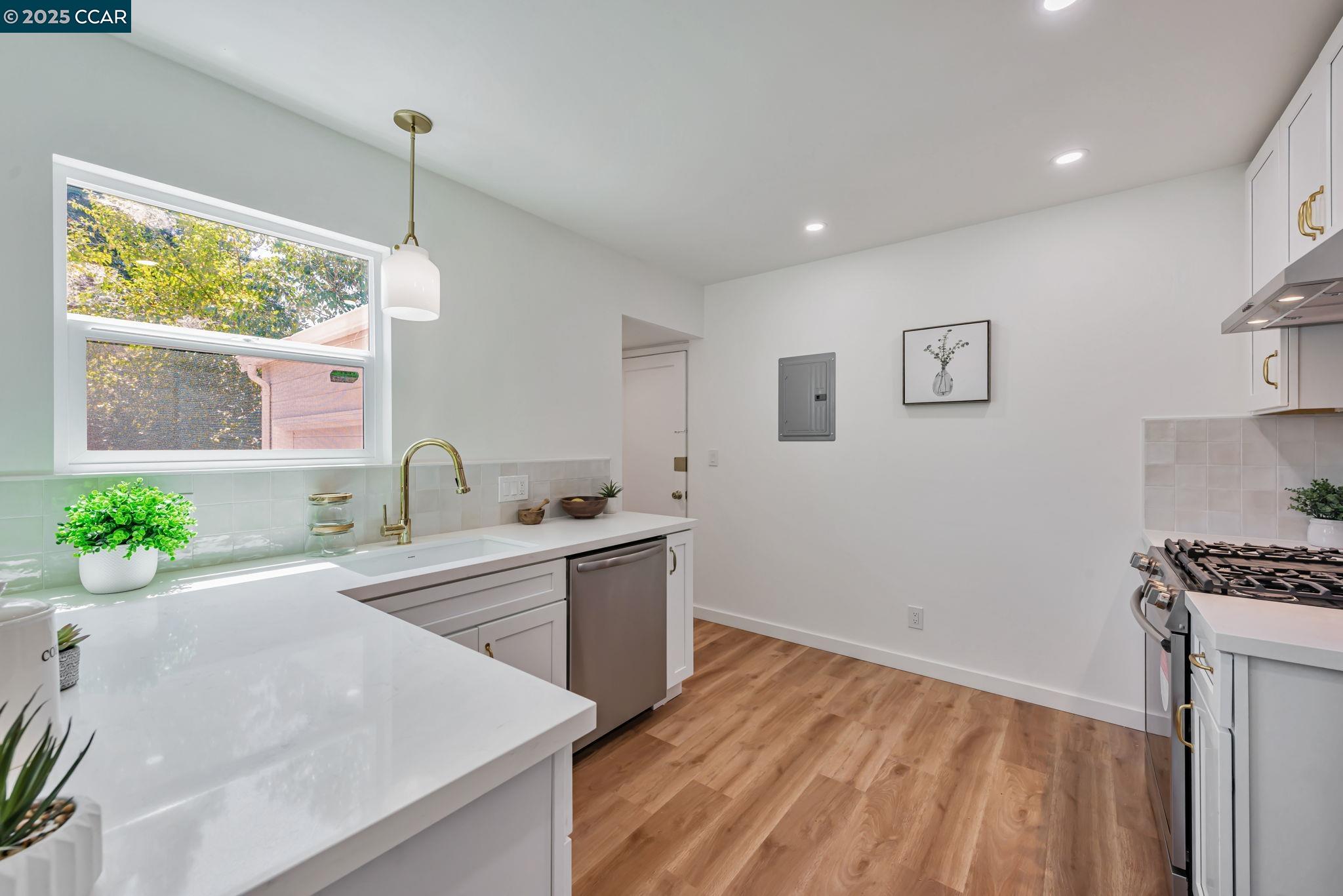 Detail Gallery Image 9 of 47 For 3056 Roxbury Ave, Oakland,  CA 94605 - 3 Beds | 1/1 Baths