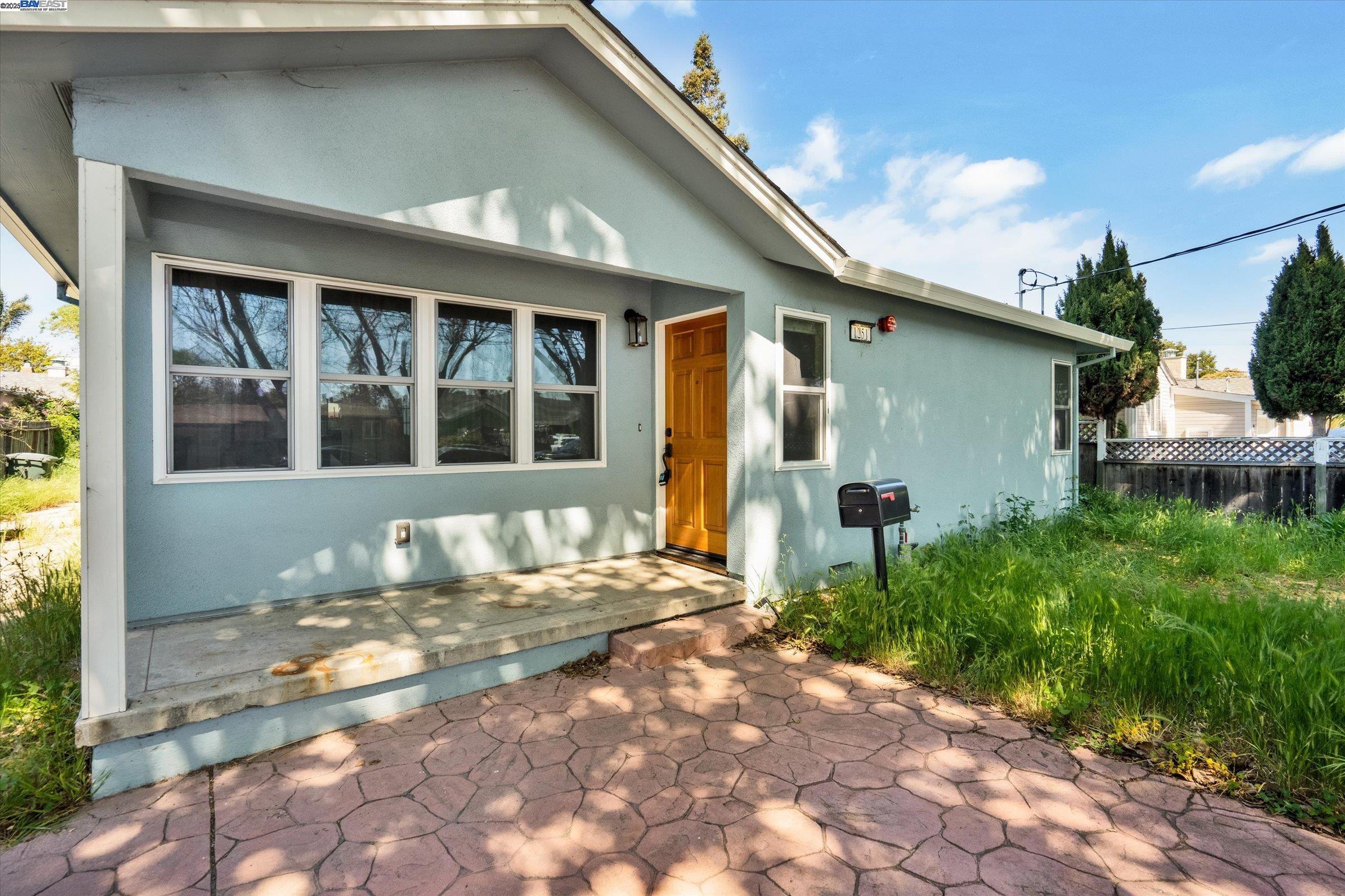 Detail Gallery Image 1 of 22 For 1251 Madera Ave, Menlo Park,  CA 94025 - 3 Beds | 2 Baths