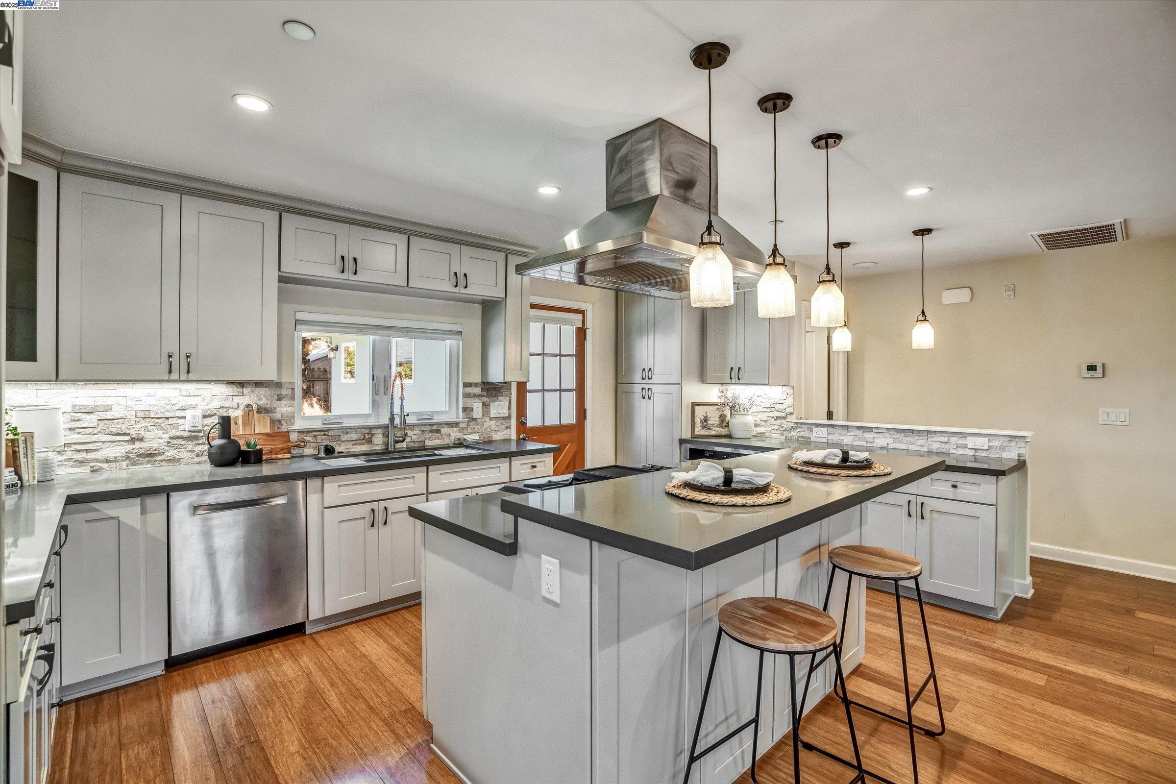 Detail Gallery Image 6 of 22 For 1251 Madera Ave, Menlo Park,  CA 94025 - 3 Beds | 2 Baths