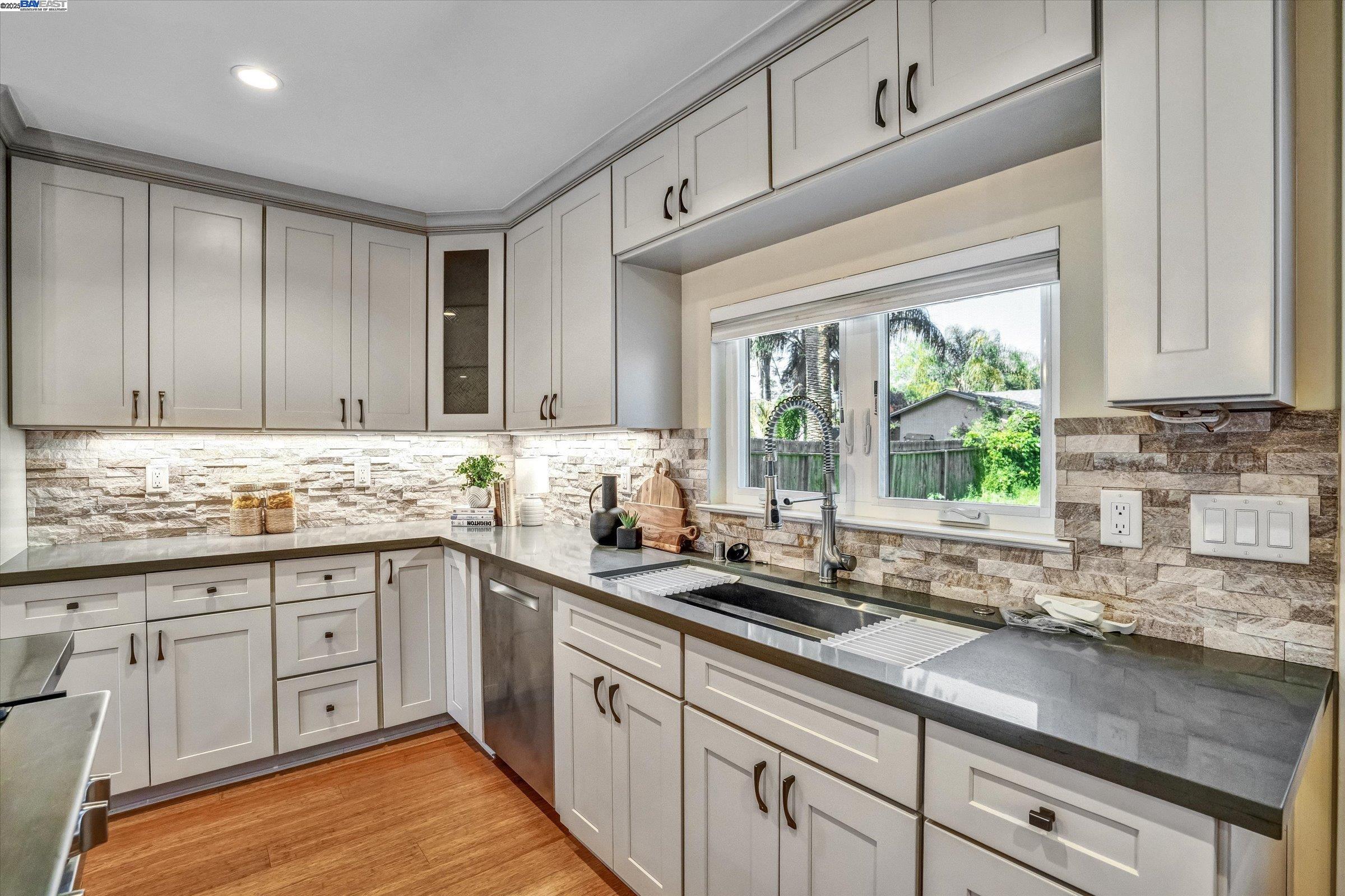 Detail Gallery Image 7 of 22 For 1251 Madera Ave, Menlo Park,  CA 94025 - 3 Beds | 2 Baths