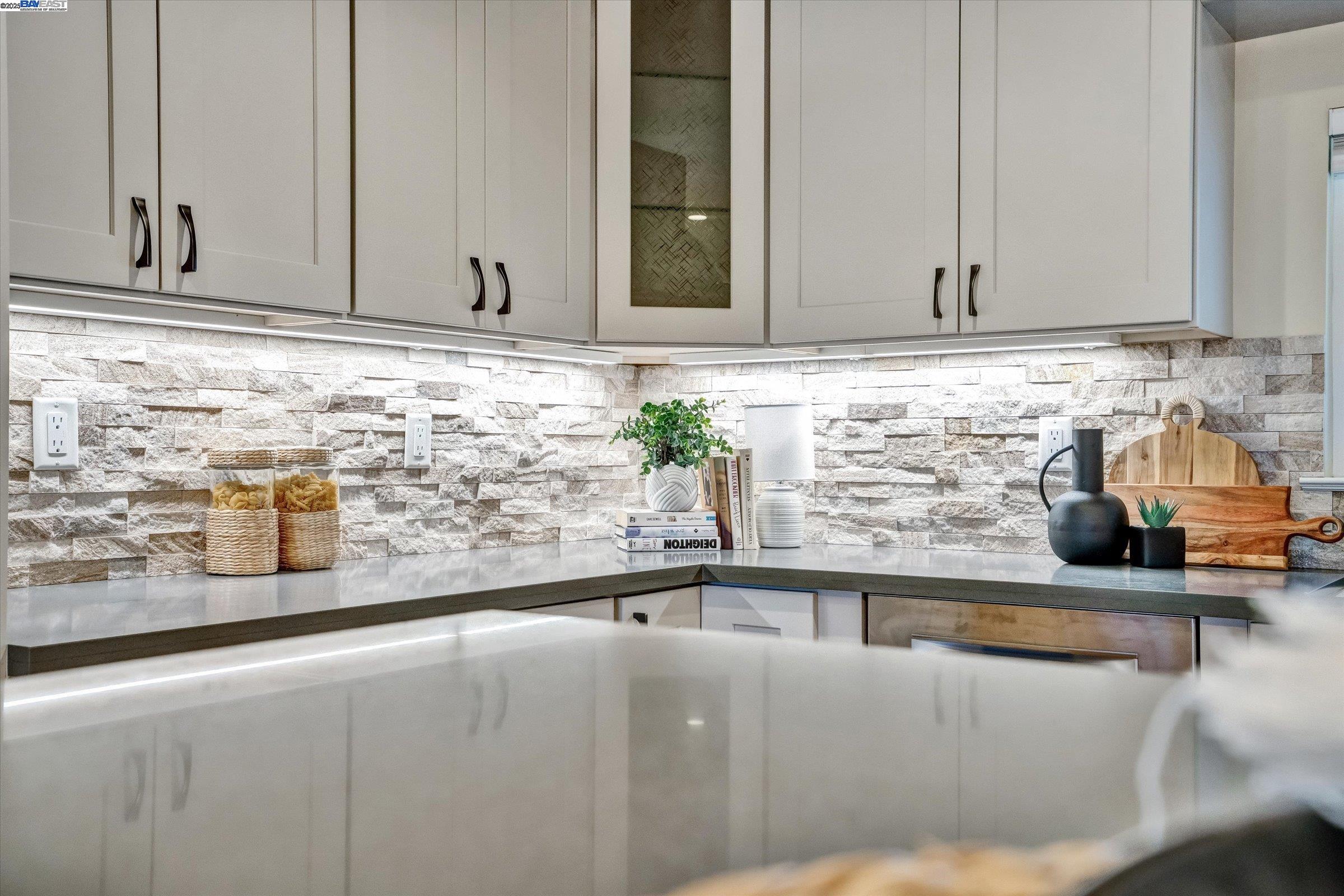 Detail Gallery Image 8 of 22 For 1251 Madera Ave, Menlo Park,  CA 94025 - 3 Beds | 2 Baths