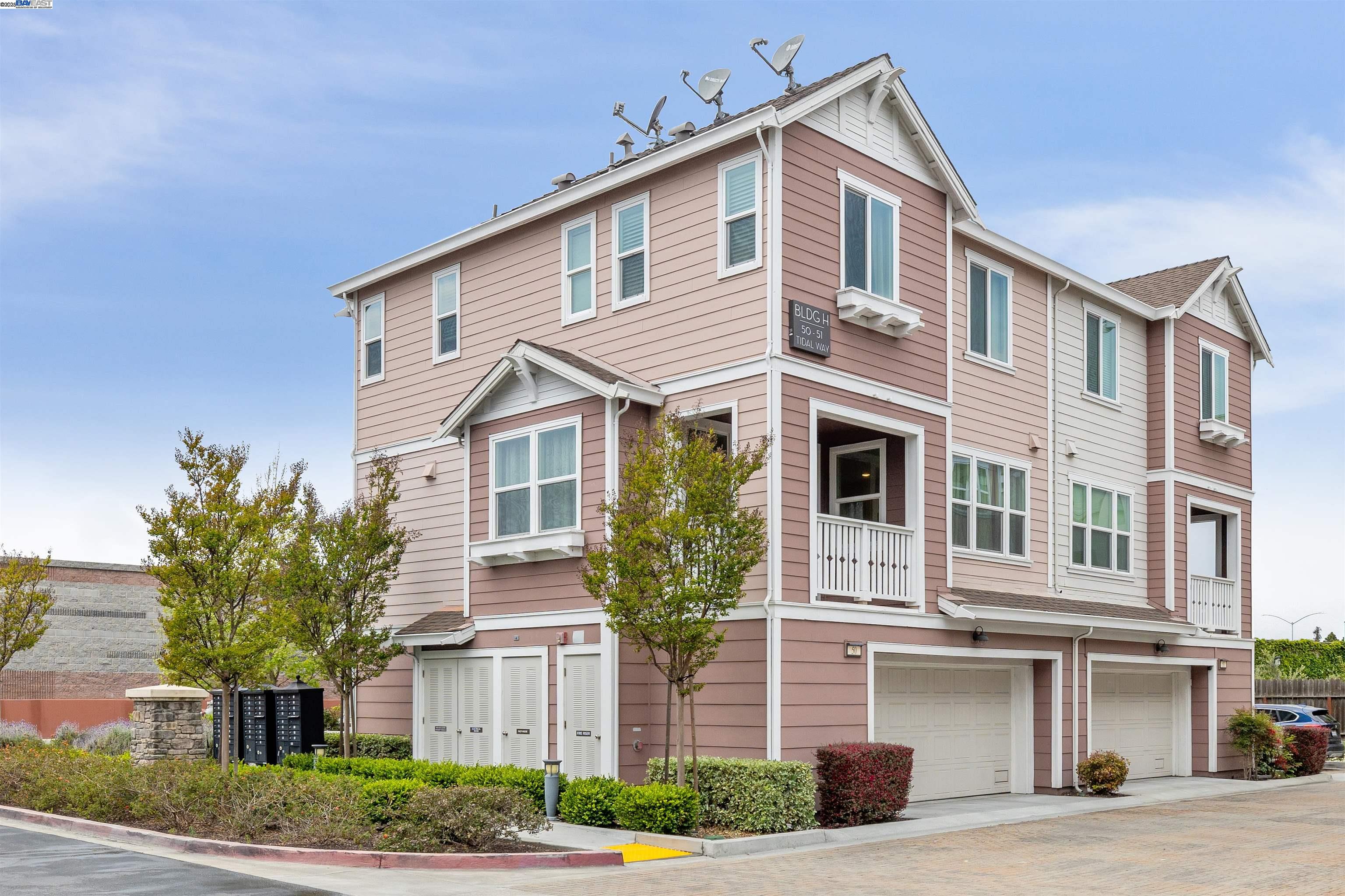 Detail Gallery Image 2 of 33 For 50 Tidal Way, San Mateo,  CA 94401-0000 - 3 Beds | 2/1 Baths