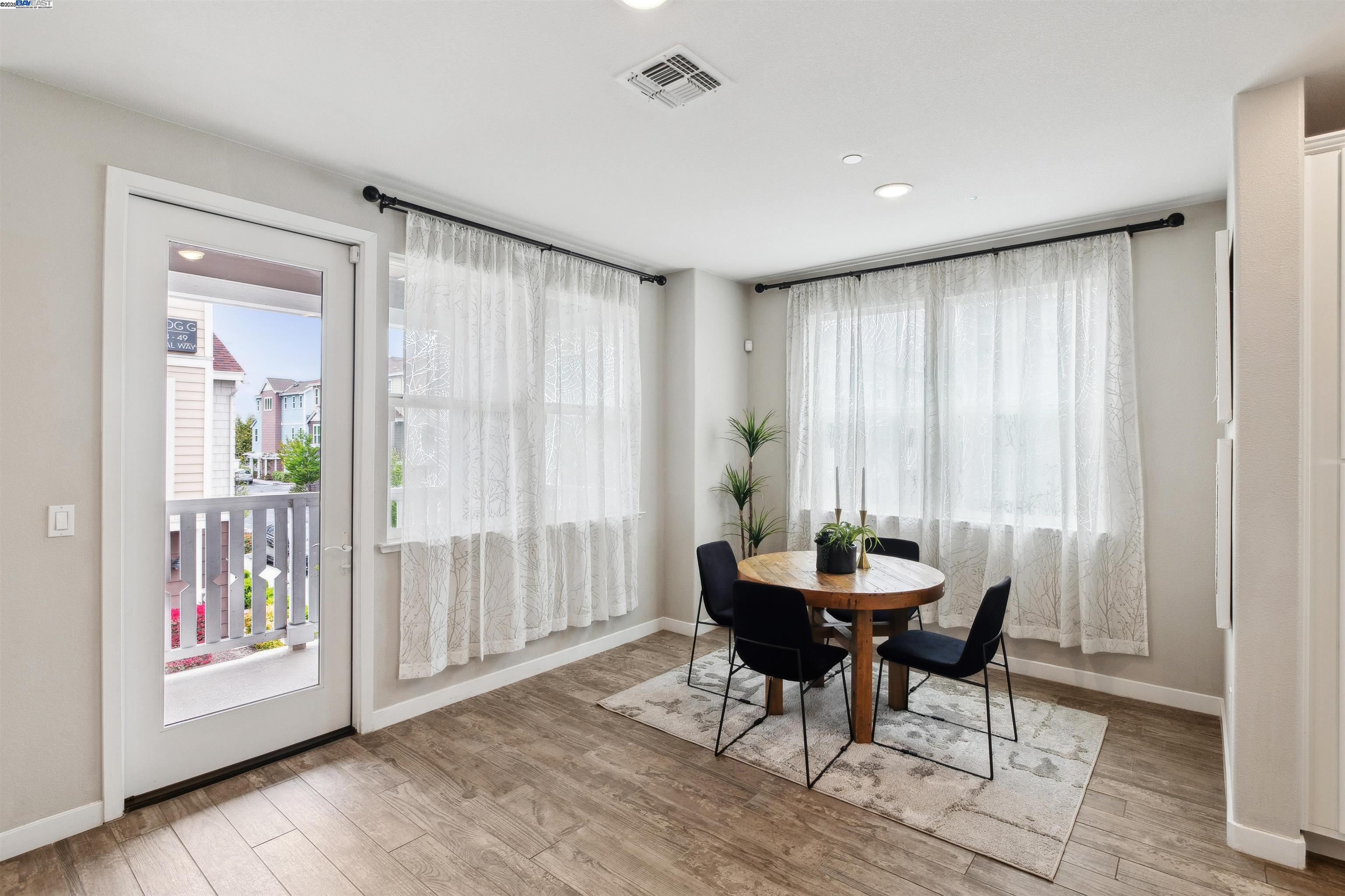 Detail Gallery Image 11 of 33 For 50 Tidal Way, San Mateo,  CA 94401-0000 - 3 Beds | 2/1 Baths