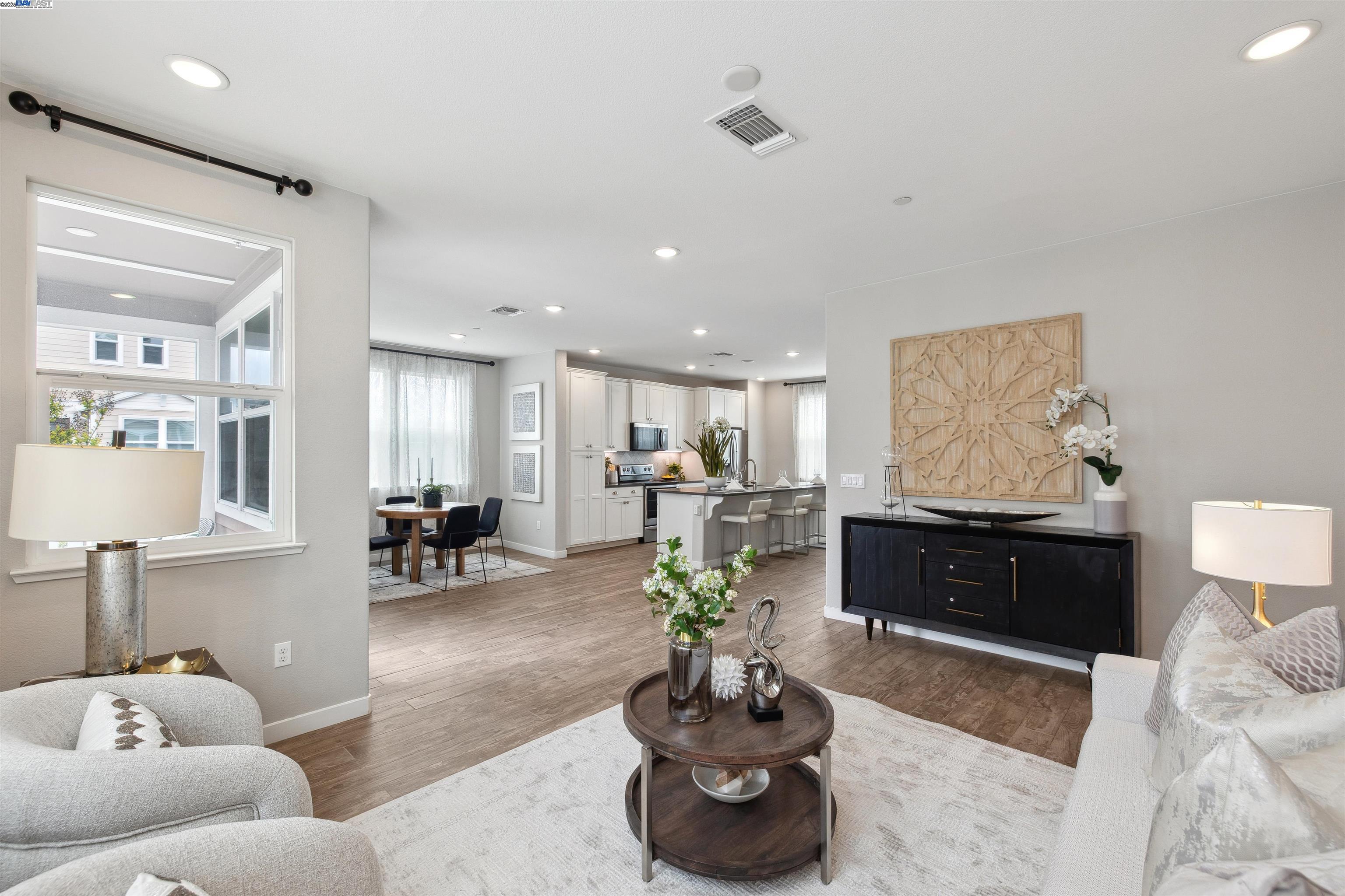 Detail Gallery Image 13 of 33 For 50 Tidal Way, San Mateo,  CA 94401-0000 - 3 Beds | 2/1 Baths