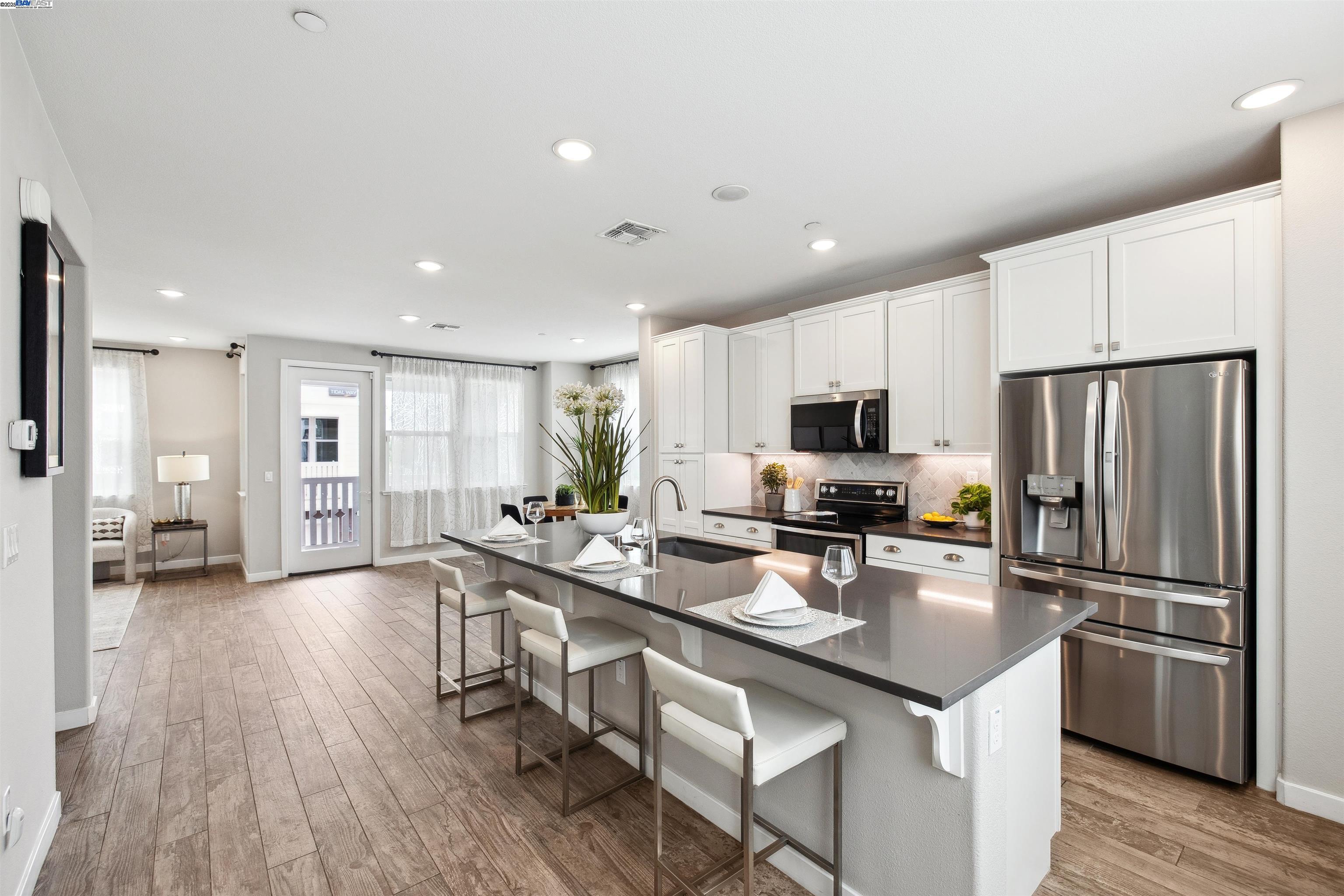 Detail Gallery Image 5 of 33 For 50 Tidal Way, San Mateo,  CA 94401-0000 - 3 Beds | 2/1 Baths