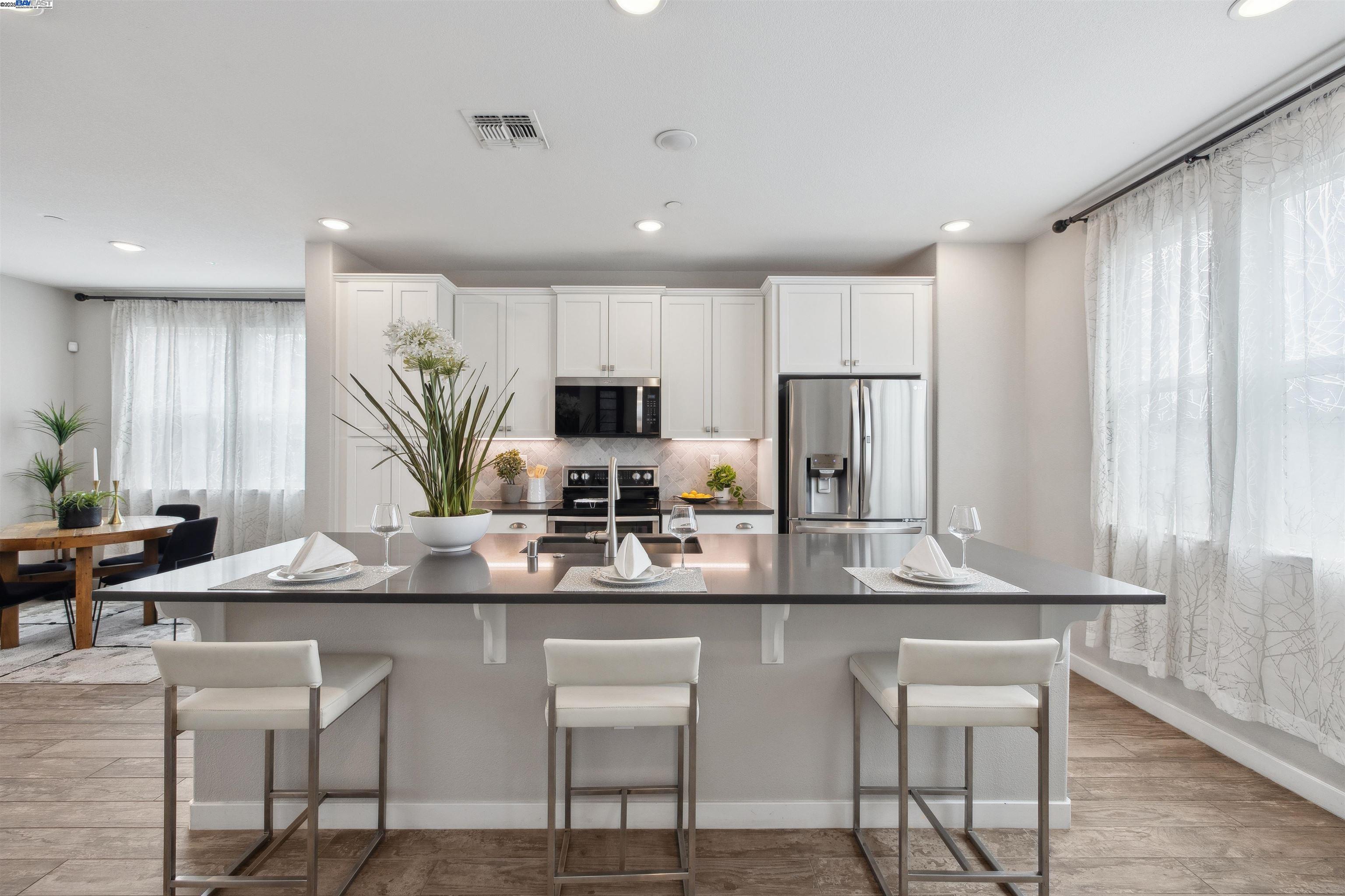 Detail Gallery Image 6 of 33 For 50 Tidal Way, San Mateo,  CA 94401-0000 - 3 Beds | 2/1 Baths