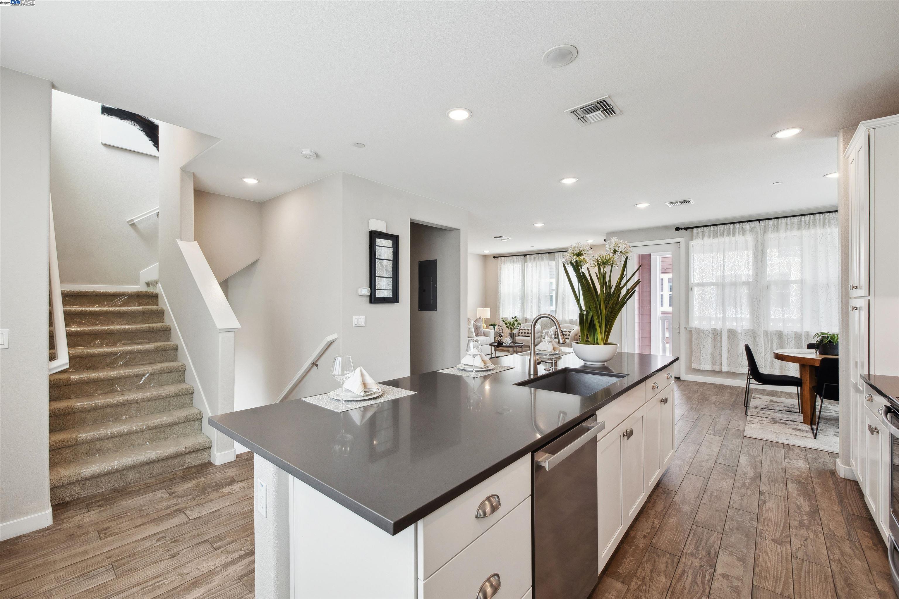 Detail Gallery Image 7 of 33 For 50 Tidal Way, San Mateo,  CA 94401-0000 - 3 Beds | 2/1 Baths