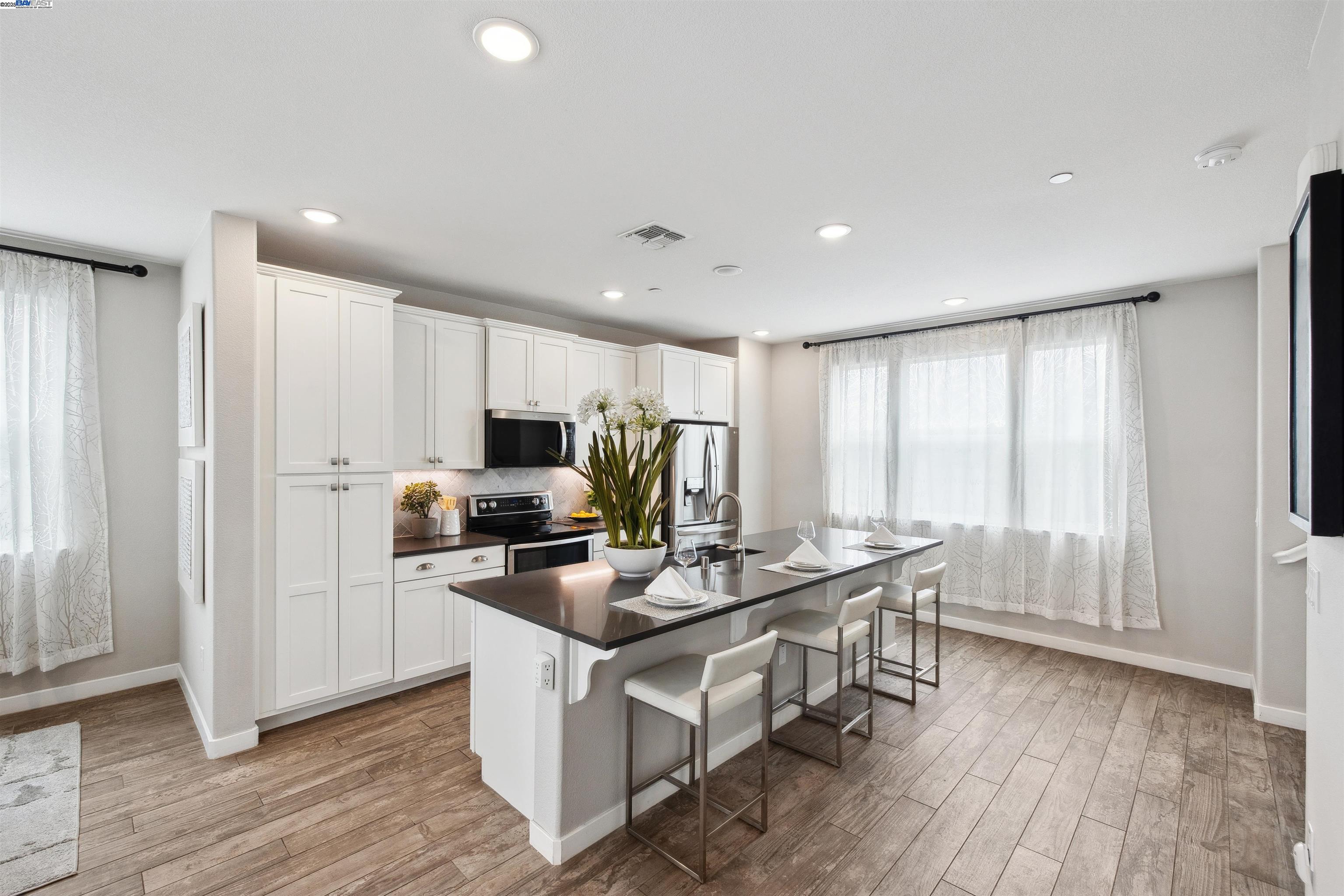 Detail Gallery Image 8 of 33 For 50 Tidal Way, San Mateo,  CA 94401-0000 - 3 Beds | 2/1 Baths