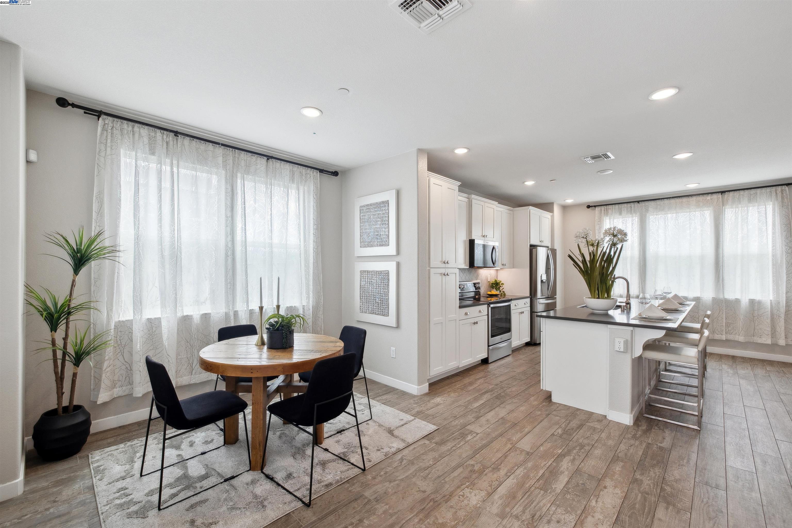 Detail Gallery Image 9 of 33 For 50 Tidal Way, San Mateo,  CA 94401-0000 - 3 Beds | 2/1 Baths