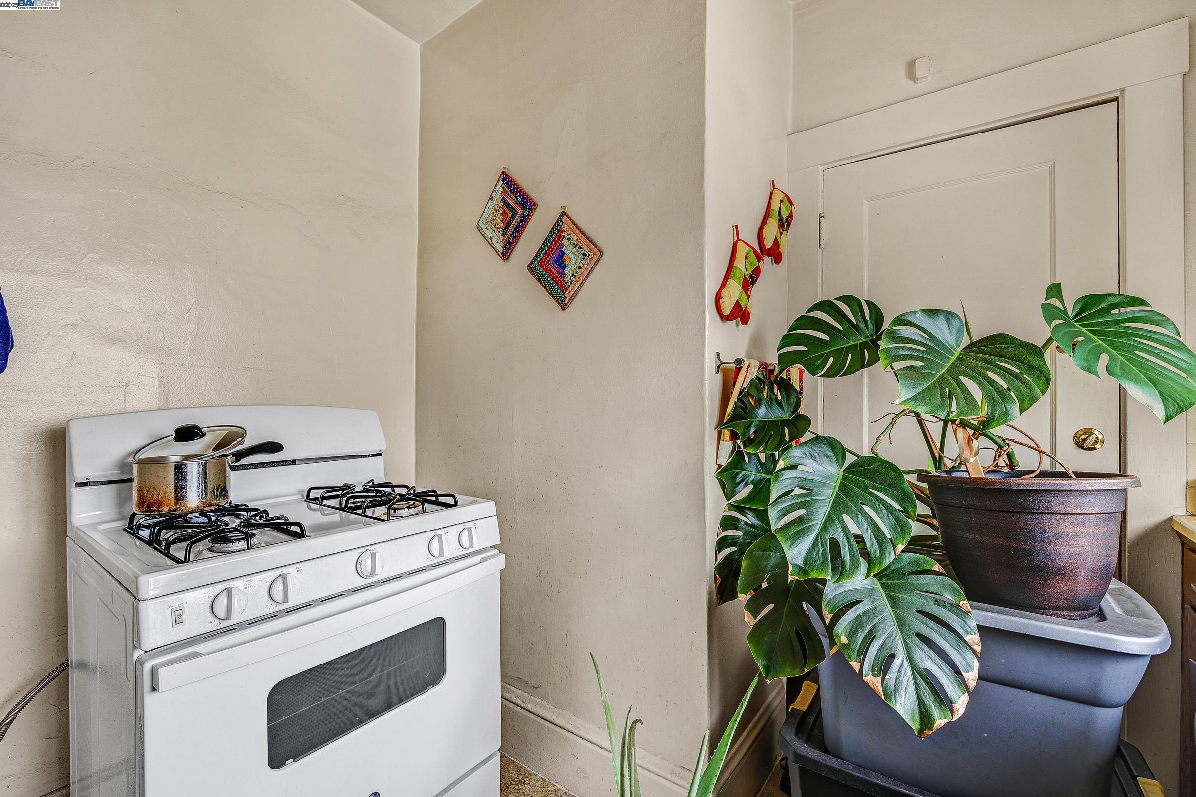 Detail Gallery Image 9 of 34 For 6000 Macarthur Blvd., Oakland,  CA 94605 - – Beds | – Baths
