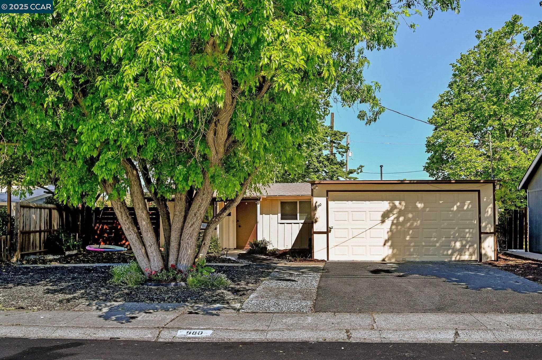 Detail Gallery Image 3 of 18 For 980 Santa Lucia Dr, Pleasant Hill,  CA 94523 - 3 Beds | 2 Baths