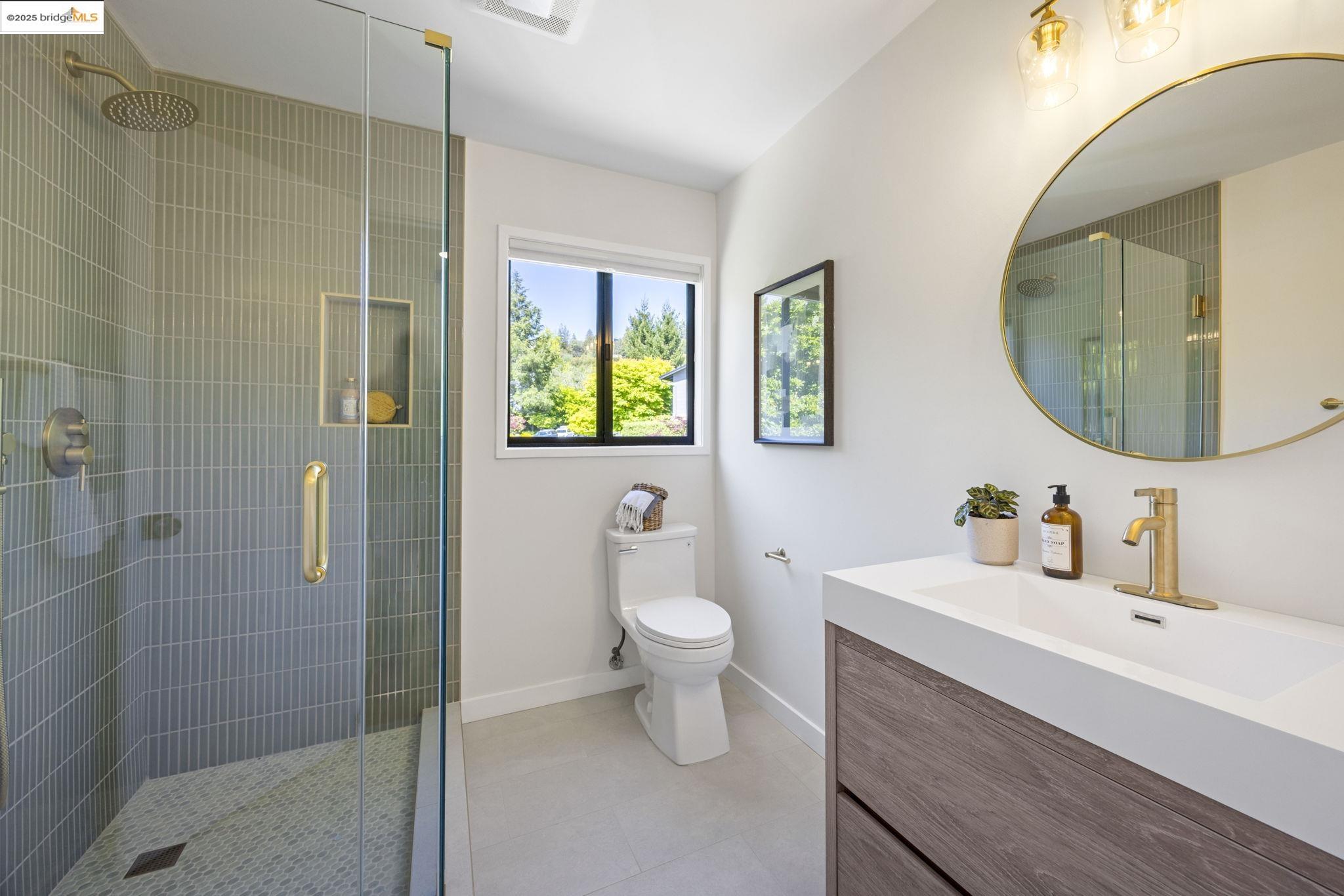 Detail Gallery Image 22 of 39 For 38 La Salle Ave, Piedmont,  CA 94611 - 4 Beds | 3 Baths