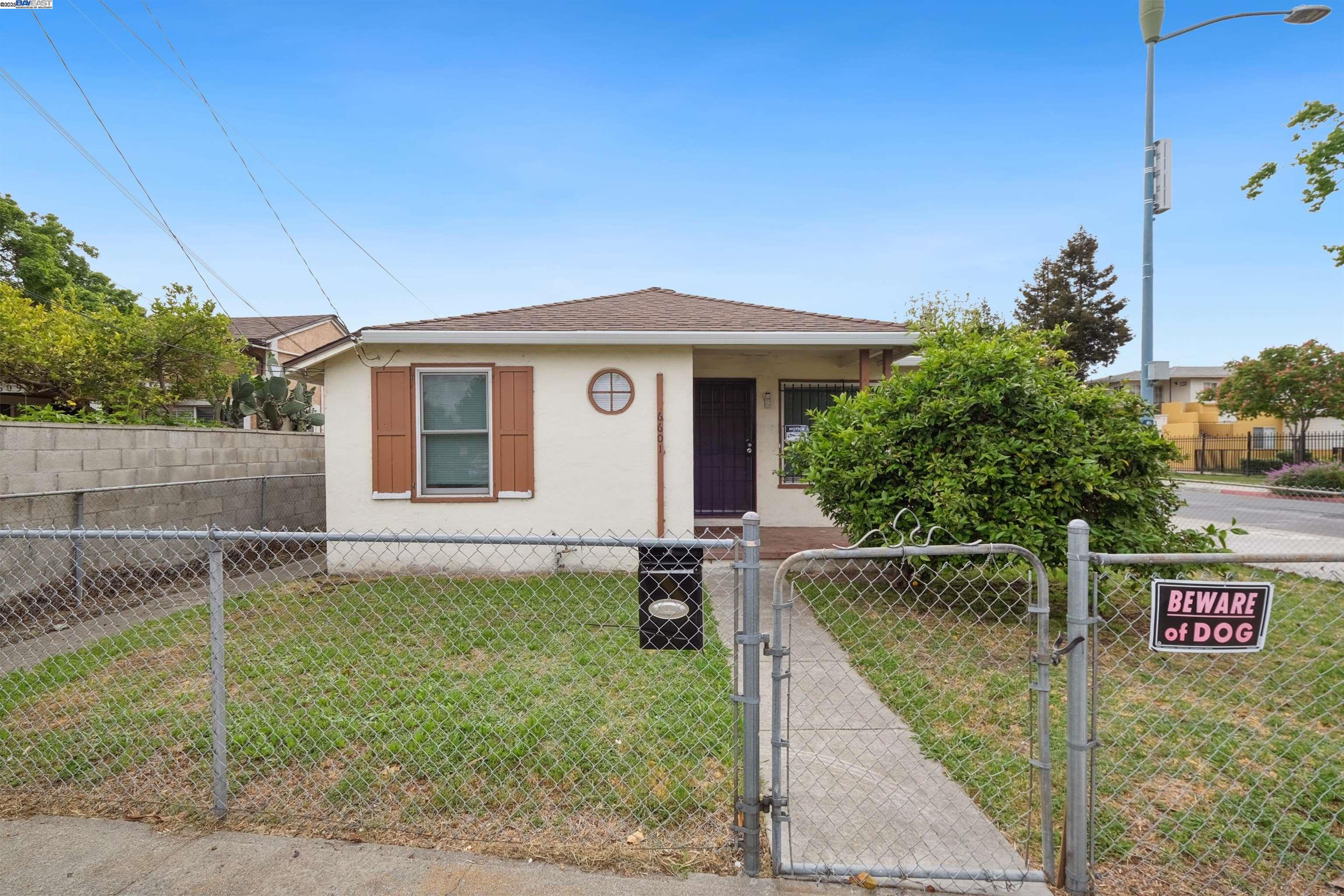 Detail Gallery Image 1 of 1 For 6601 Eastlawn St, Oakland,  CA 94621 - 3 Beds | 1 Baths
