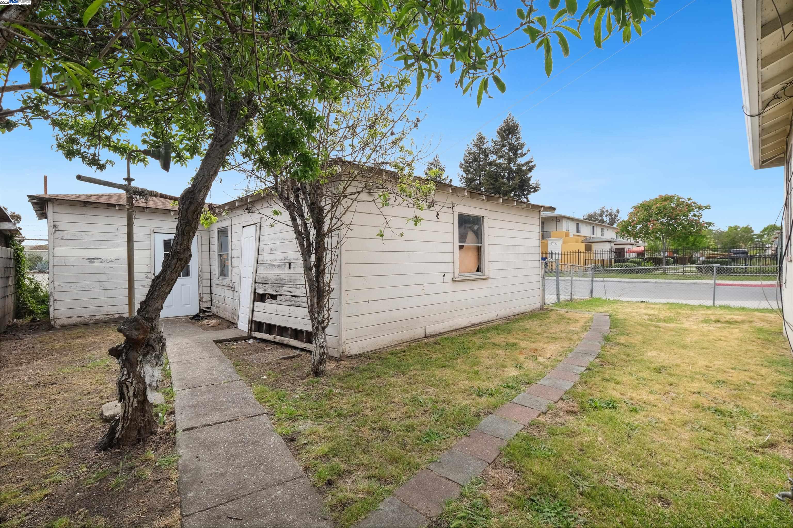 6601 Eastlawn St, Oakland, California 94621, 3 Bedrooms Bedrooms, 5 Rooms Rooms,1 BathroomBathrooms,Residential,For Sale,6601 Eastlawn St,41095467