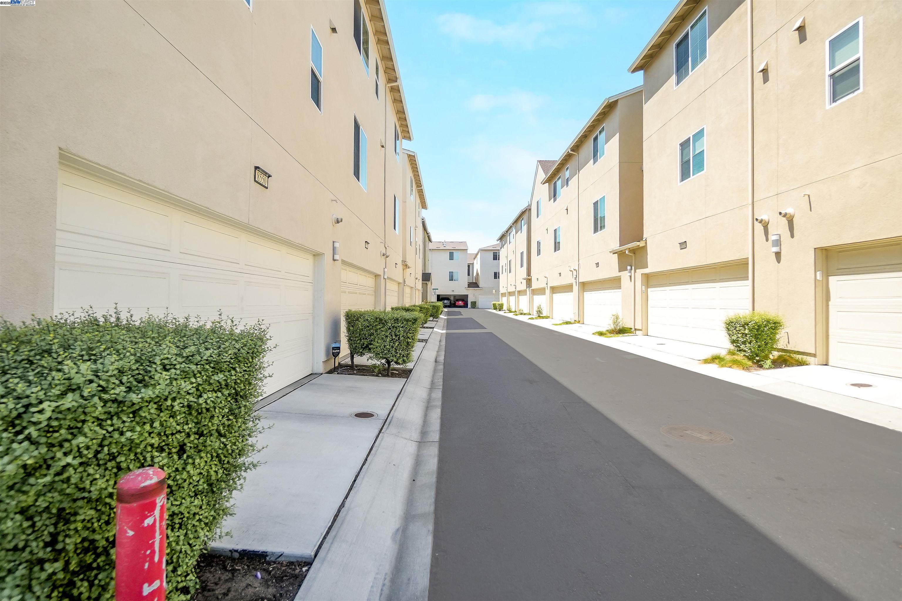Detail Gallery Image 5 of 55 For 8550 Boardwalk Way, Newark,  CA 94560 - 4 Beds | 3/1 Baths