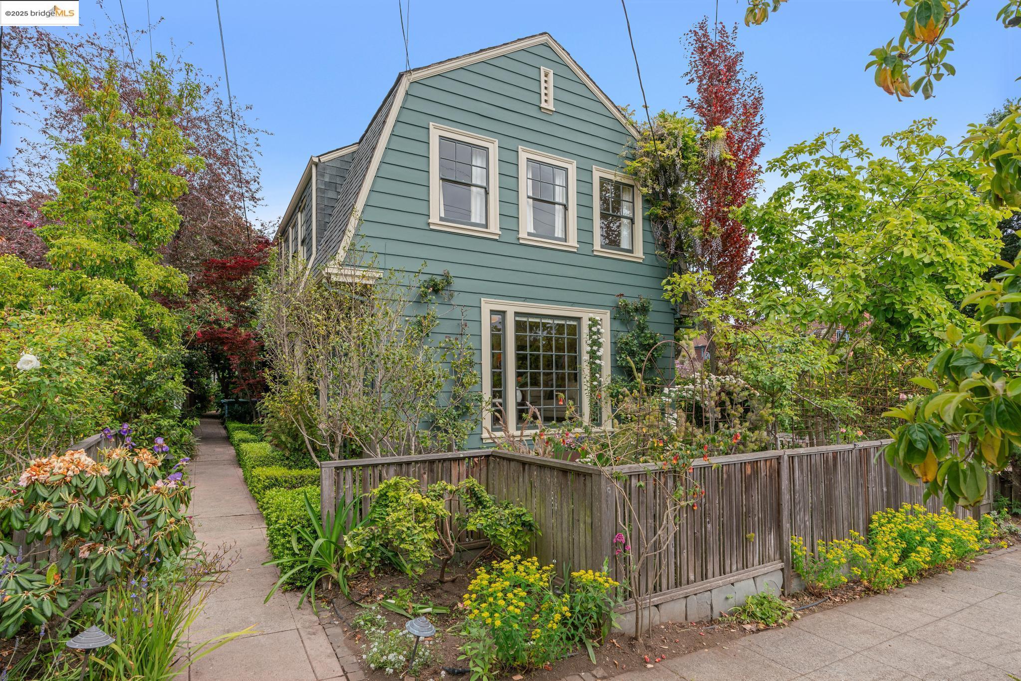 Detail Gallery Image 1 of 1 For 2815 Piedmont Ave, Berkeley,  CA 94705 - 3 Beds | 2/1 Baths